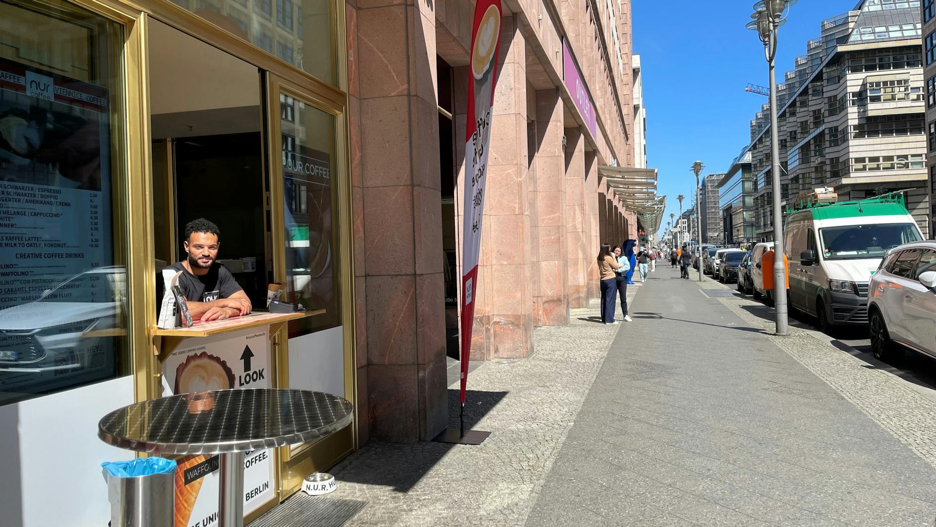 Leere Geschäfte und wenig Kunden in der Friedrichstraße. Boody wartet darauf, dass endlich mehr lost ist.