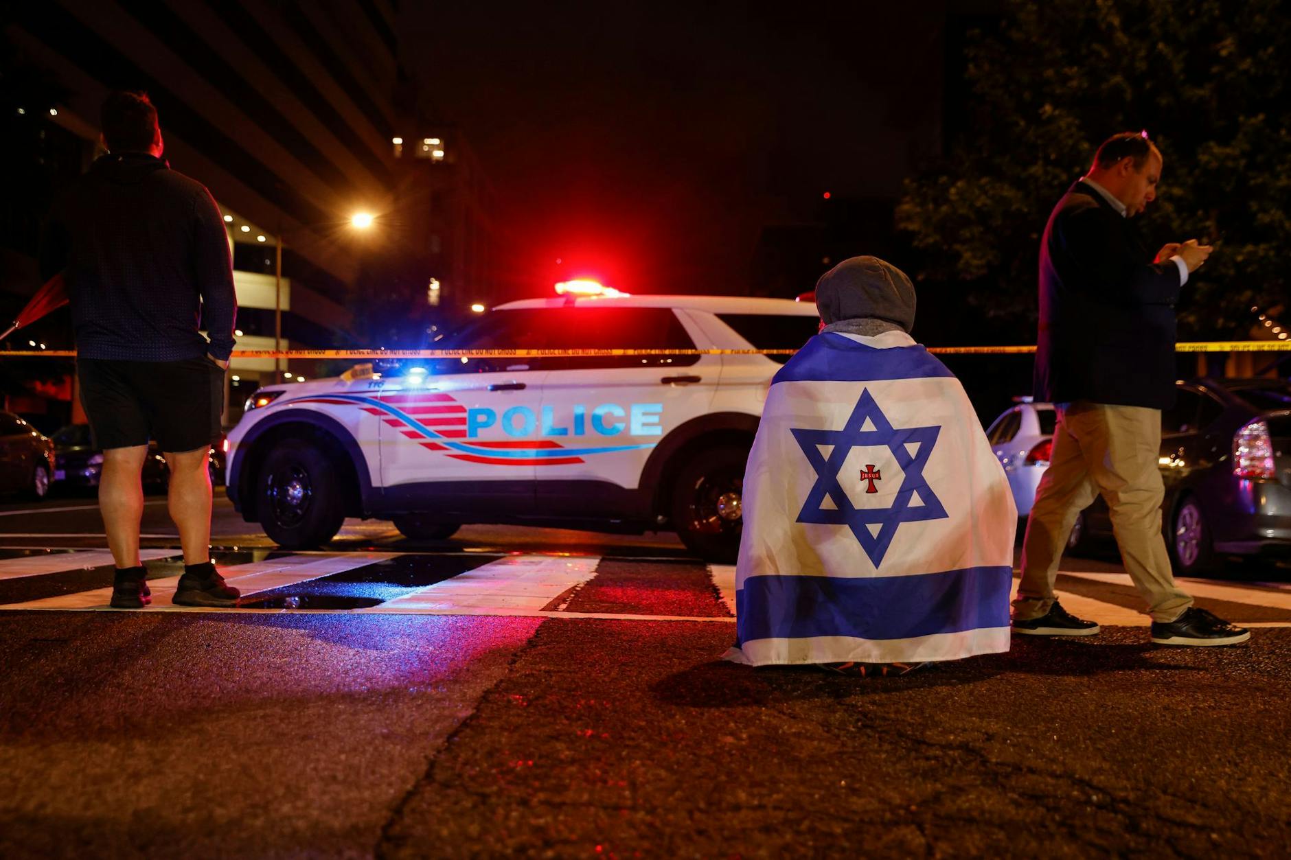 Die Polizei sichert das Gelände vor dem Capital Jewish Museum in Washington, nachdem zwei Mitarbeiter der israelischen Botschaft getötet worden waren.