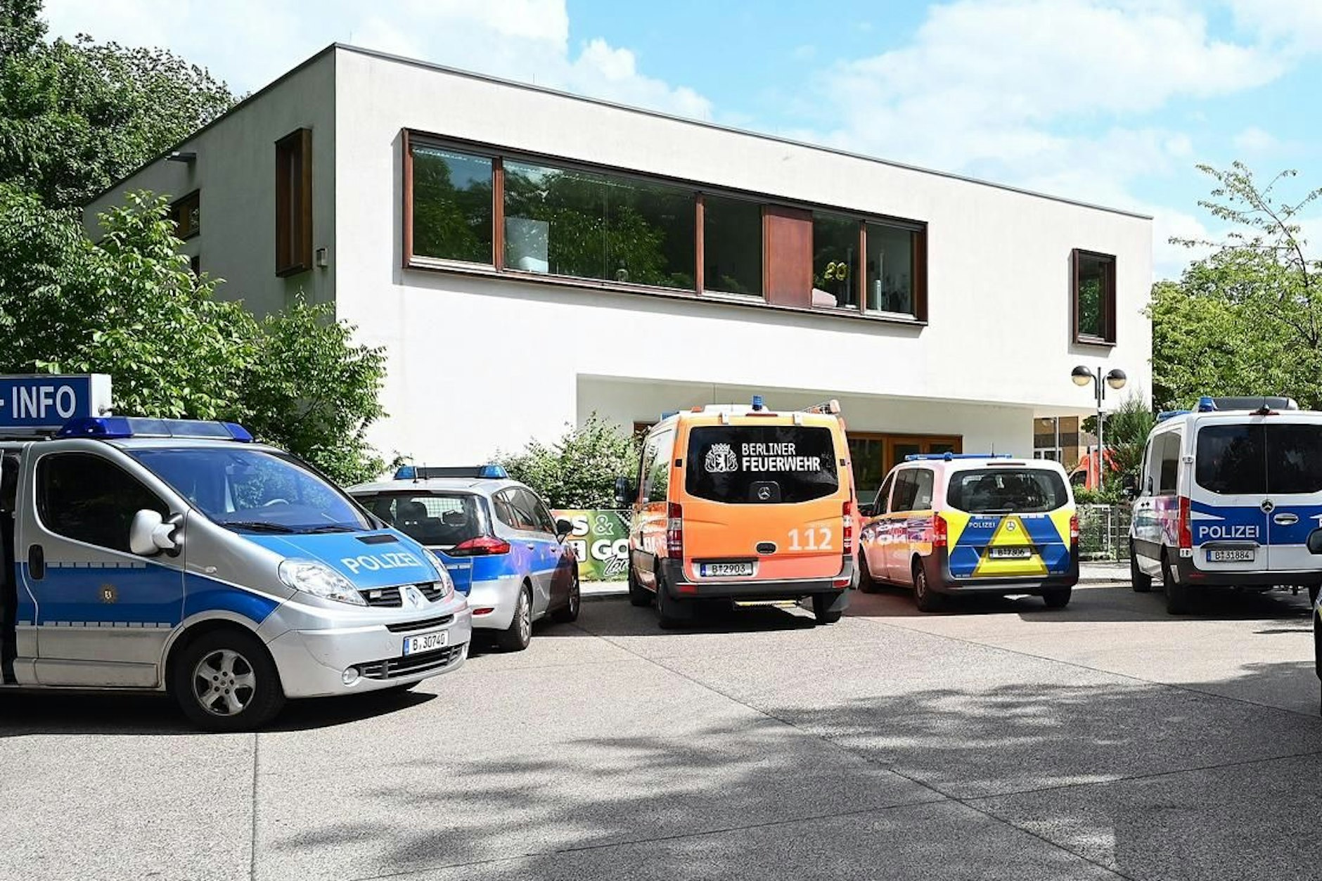 Hinter den Türen dieser Grundschule in Berlin-Spandau geschah die Messerattacke. Ein 12-Jähriger wurde schwer verletzt, der 13-jährige mutmaßliche Täter flüchtete.