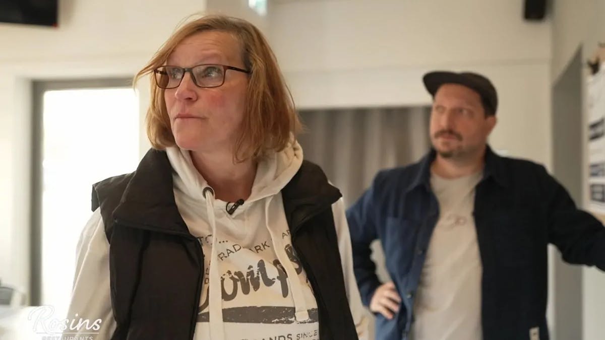 Die Experen von Rosins Restaurants motzen Heikes Fritten-Eck in Husum ordentlich auf. Vorn: Heike Stiebler-Hansen.