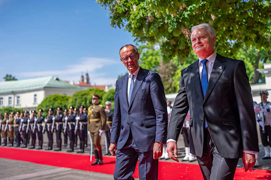 Bundeskanzler Friedrich Merz (l.) wird von Gitanas Nauseda, Präsident von Litauen, mit militärischen Ehren am Präsidentenpalast begrüßt.