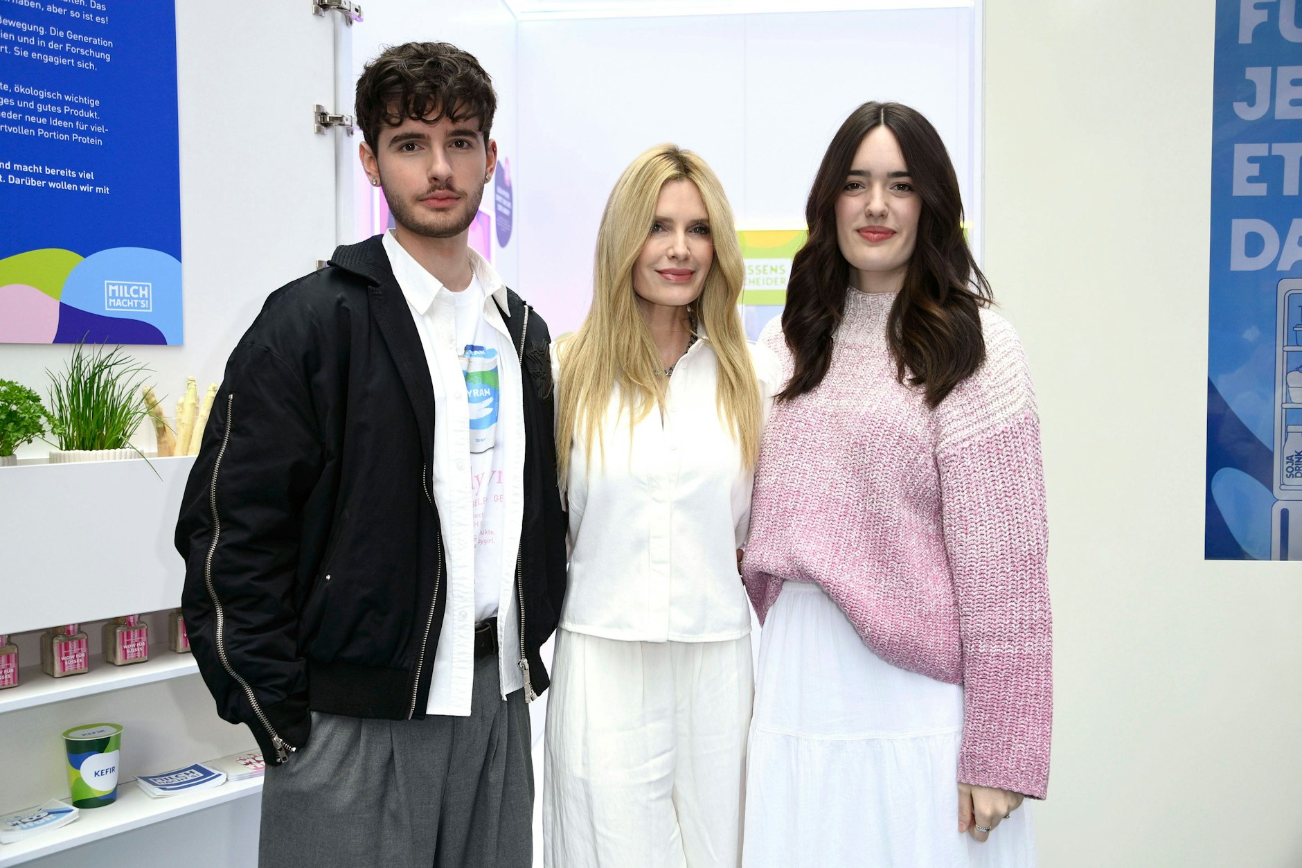 Mirja du Mont mit ihren Kindern Fayn und Tara beim Event Der begehbare Kühlschrank in der Mall of Berlin.