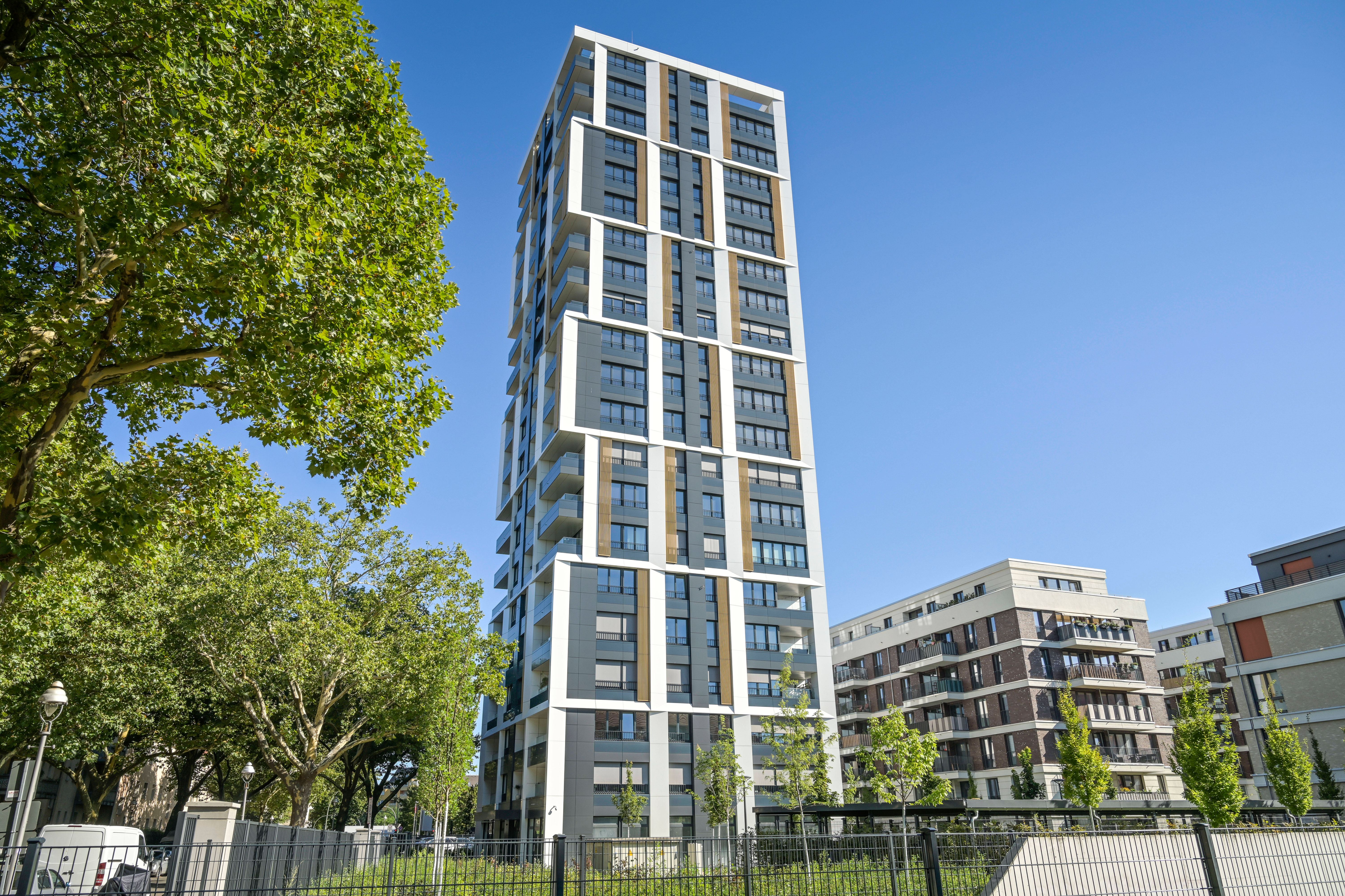 Leerstehende Wohnungen im Neuköllner Hochhaus Ruth: Bezirksamt verhängt Zwangsgeld gegen Vermieter