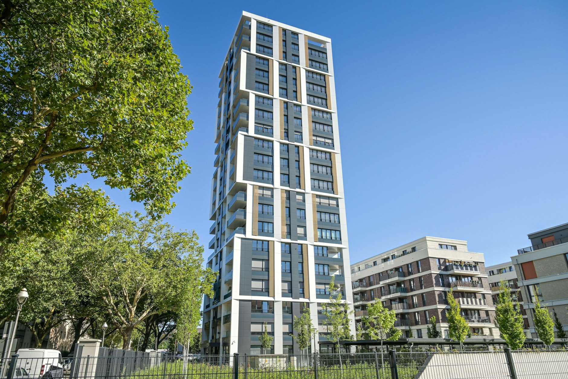 Im Neuköllner Hochhaus Ruth sollen die oberen Wohnungen leer stehen – wegen zu hoher Mieten.