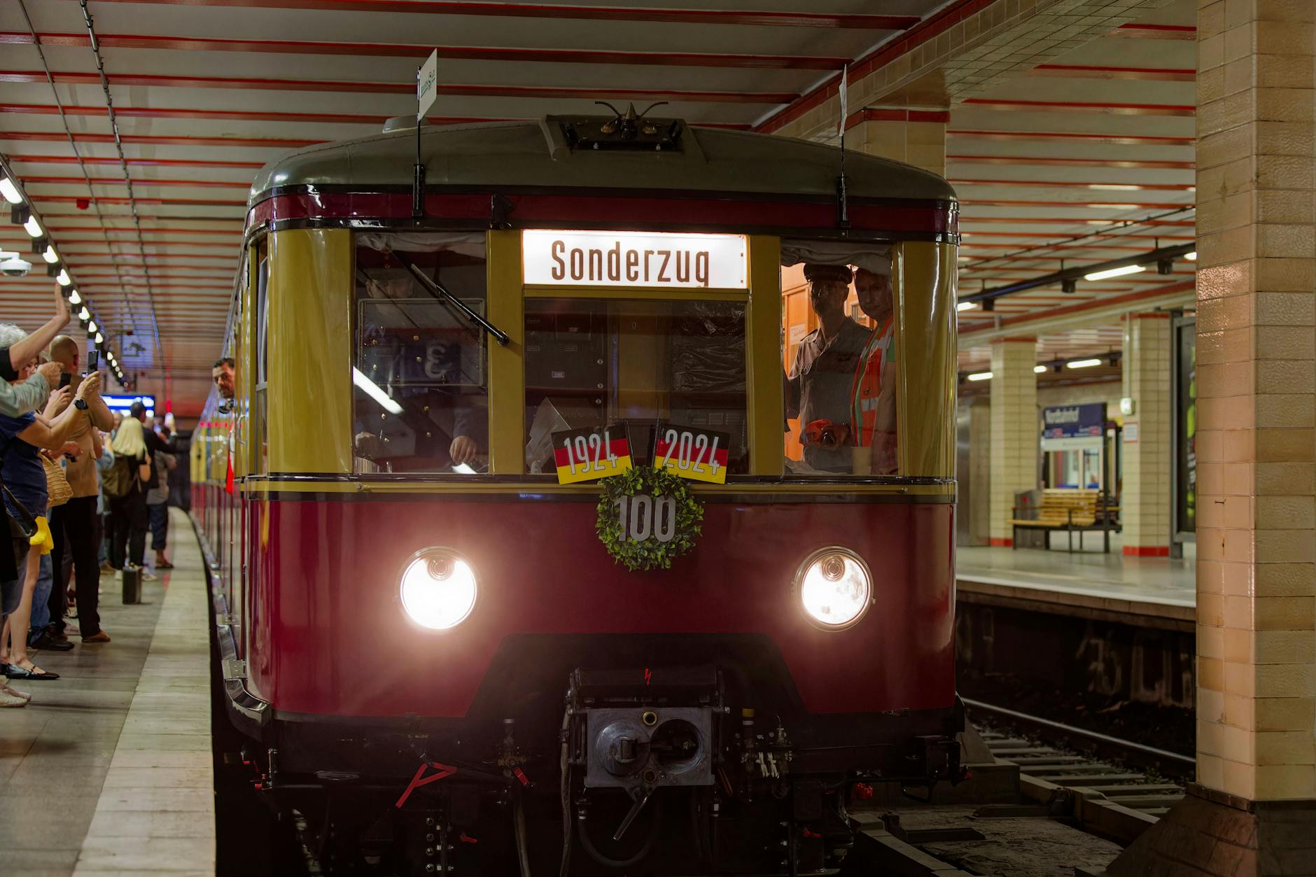 Ein Sonderzug anlässlich des Jubiläums "100 Jahre Berliner S-Bahn" im Nordbahnhof