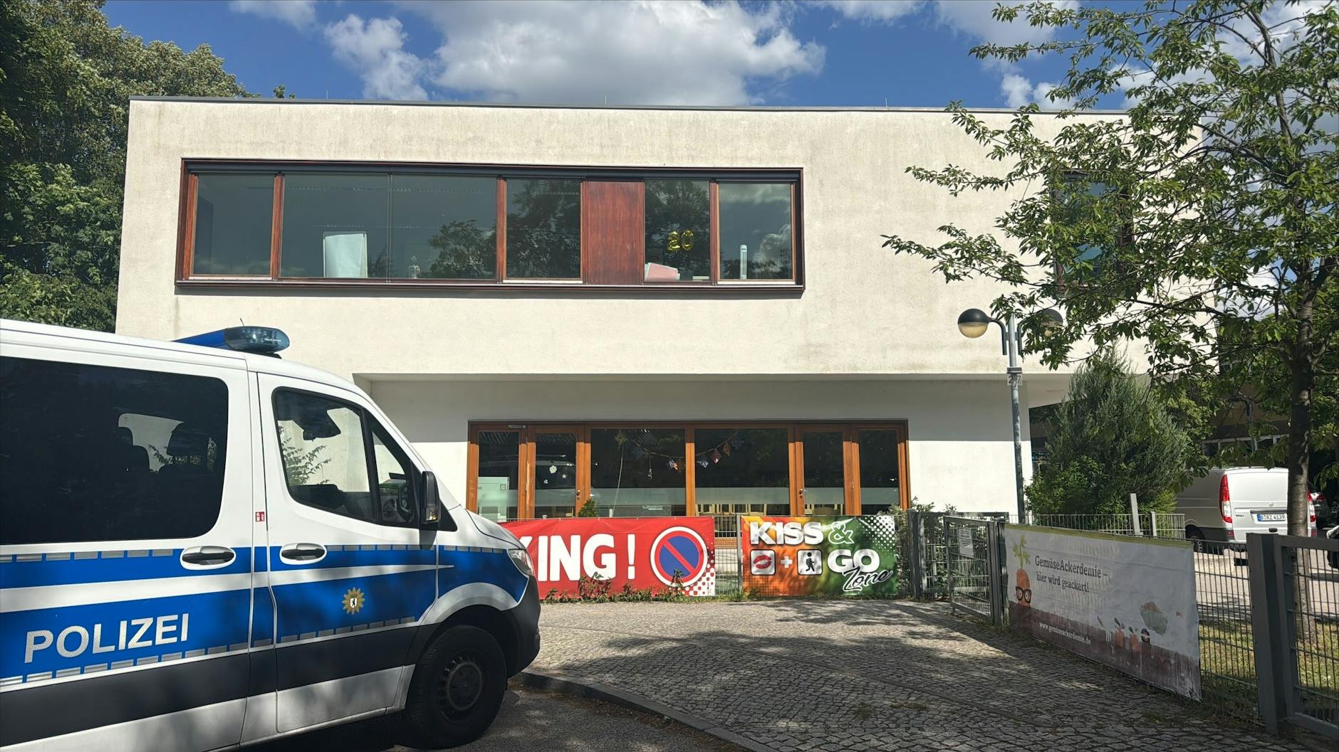 Polizei auf dem Schulhof der Grundschule am Weinmeisterhorn in Spandau. Der 11-jährige Angreifer rannte nach der Tat hierher, war seinen Schulranzen weg und flüchtete.