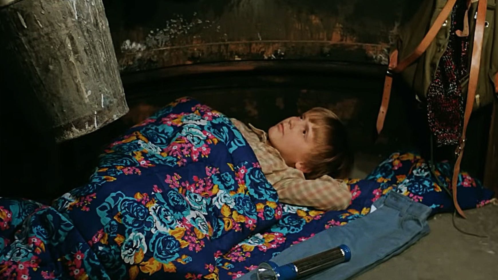 Szene aus „Moritz in der Litfaßsäule“: In dem Film aus der DDR richtet sich der kleine Moritz in einer Litfaßsäule mitten in der Stadt häuslich ein.
