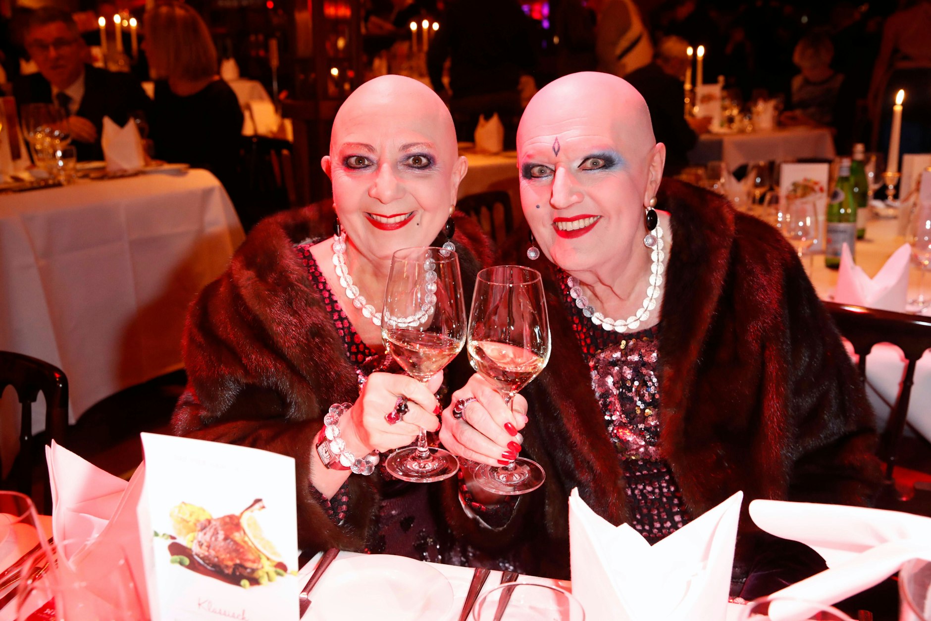 Eva & Adele bei einem Besuch im Palazzo-Spieglzelt in Berlin.