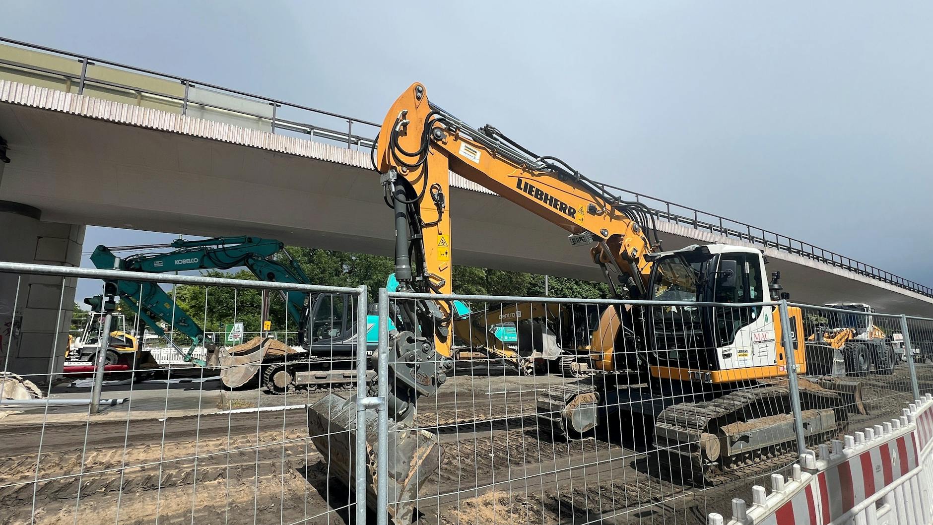 Der Abriss der Brücke An der Wuhlheide soll am Samstagmorgen um 7 Uhr starten. Schon am Freitagnachmittag ist es extrem wuselig auf der Horror-Baustelle von Köpenick.