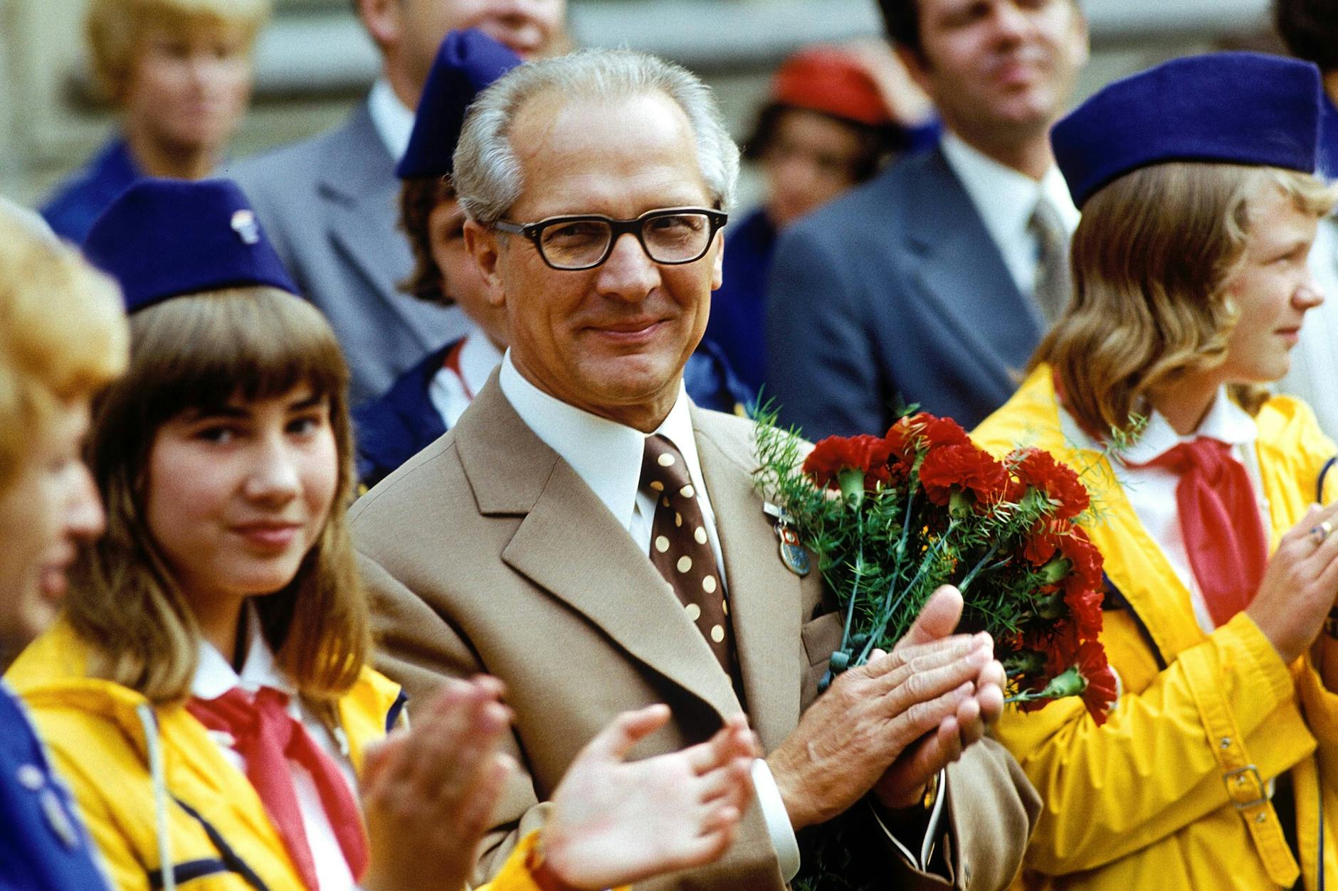 Ob Erich Honecker Spaß an Witzen über die DDR hatte? Das wird wohl ein Geheimnis bleiben. Wichtiger ist, dass SIE Freude an unseren DDR-Witzen haben!