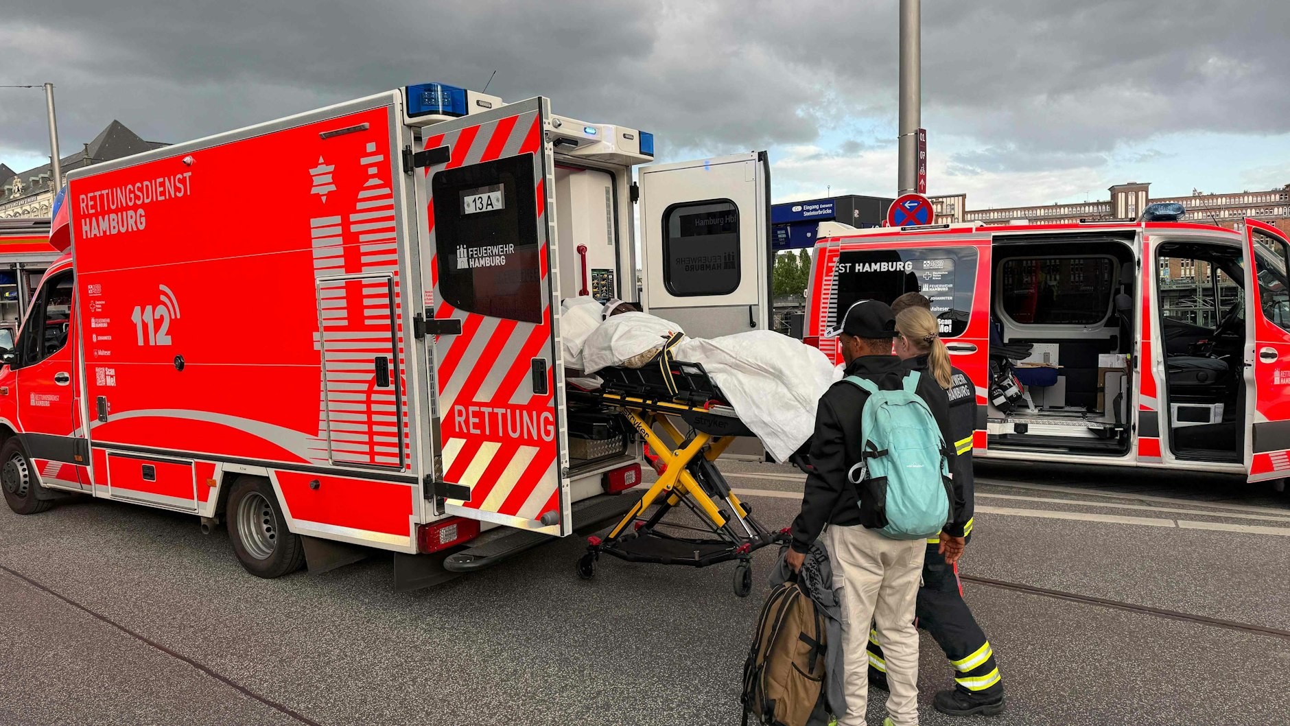 Messer-Angriff in Hamburg: Die Schwerverletzten werden von Rettern versorgt.