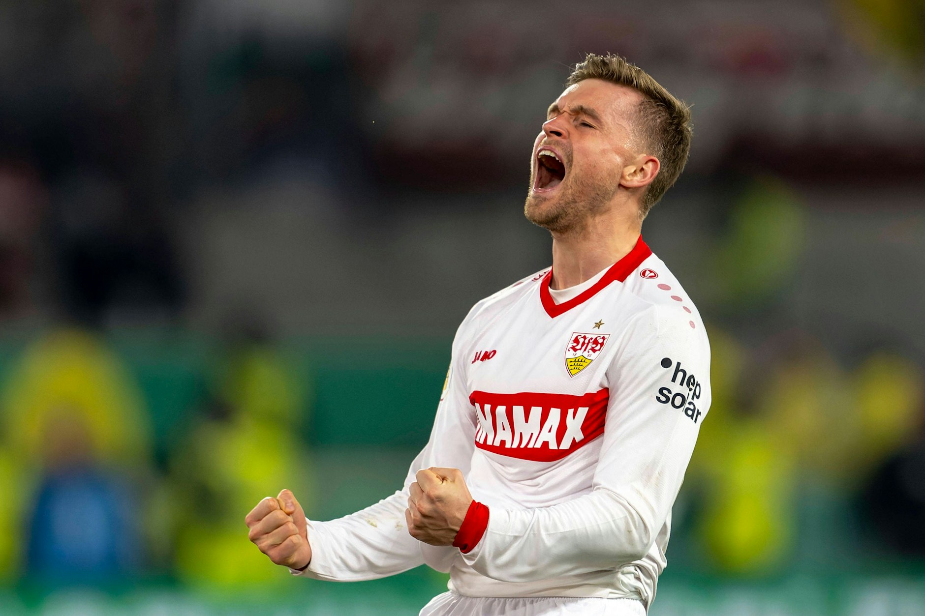 Nach dem 3:1-Halbfinalsieg gegen RB Leipzig jubelte Ex-Herthaner Maxi Mittelstädt mit dem VfB Stuttgart ganz laut.