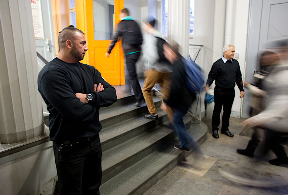 An Neuköllner Schulen gehört der Wachschutz seit Jahren zum Alltag. Gibt es ihn bald auch in Spandau?