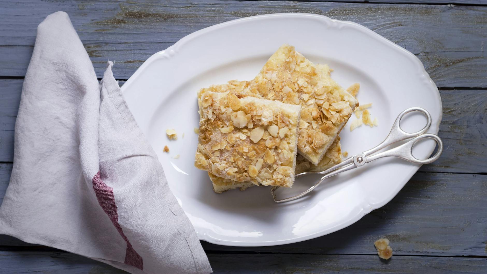 Der leckere Butterkuchen wird dank Sahne-Trick richtig saftig. Genießen Sie ihn am Wochenende zum Kaffeetrinken - das einfache Rezept aus der DDR macht es möglich.