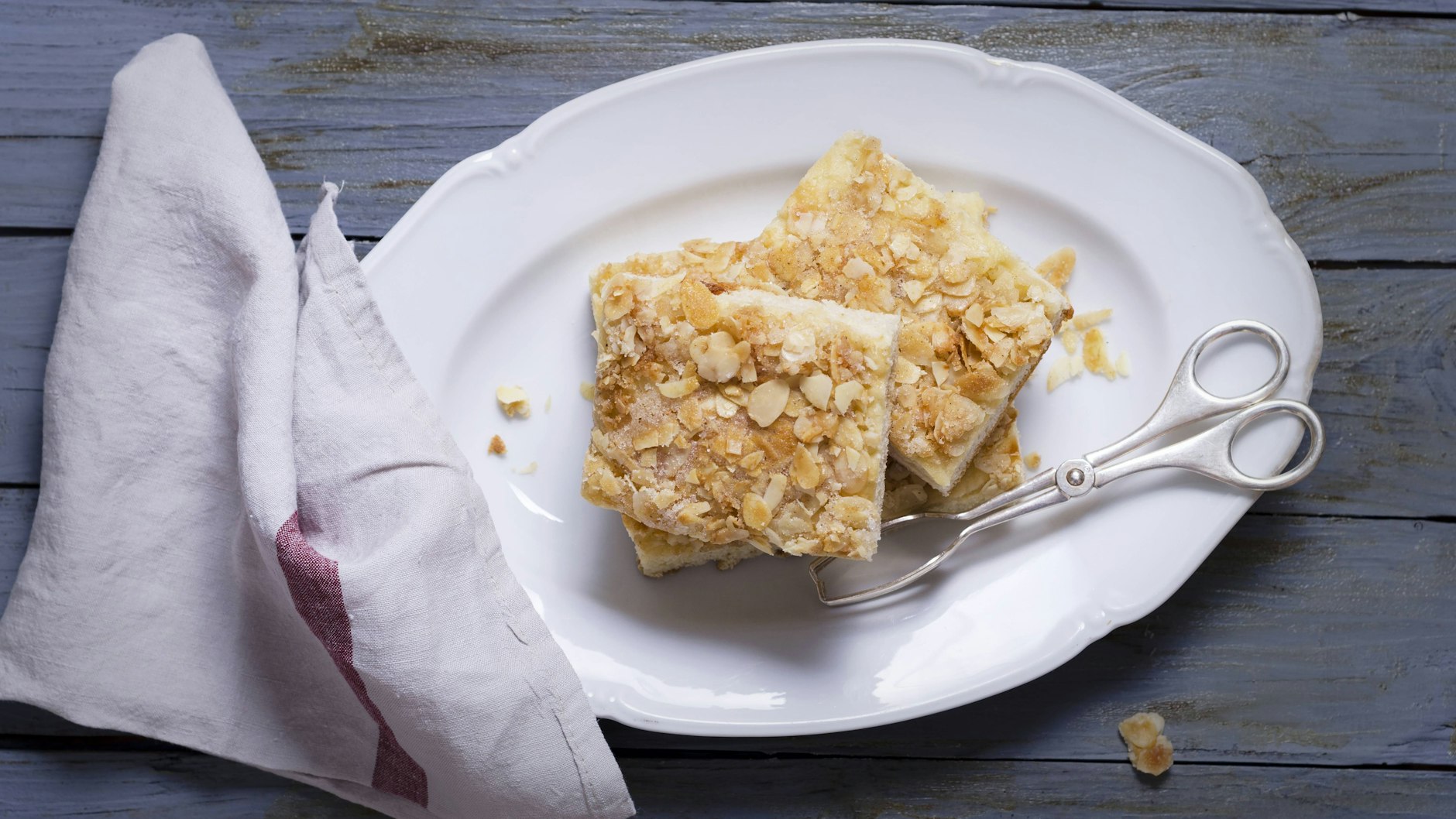 Der leckere Butterkuchen wird dank Sahne-Trick richtig saftig. Genießen Sie ihn am Wochenende zum Kaffeetrinken - das einfache Rezept aus der DDR macht es möglich.