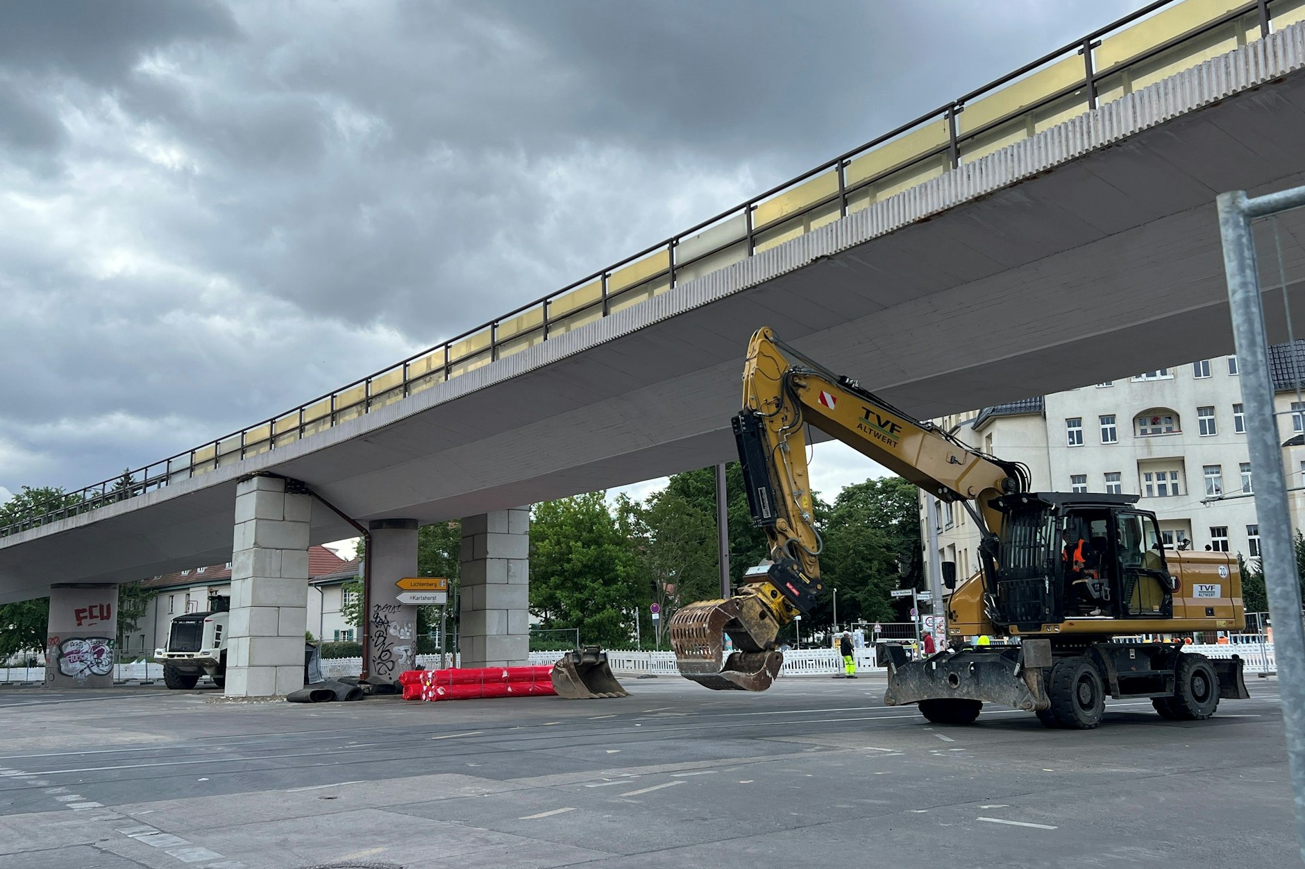 Die Bagger rollen: Schon am Samstag soll mit dem Abriss der Brücke An der Wuhlheide begonnen werden, aktuell laufen hier die Vorbereitungen.