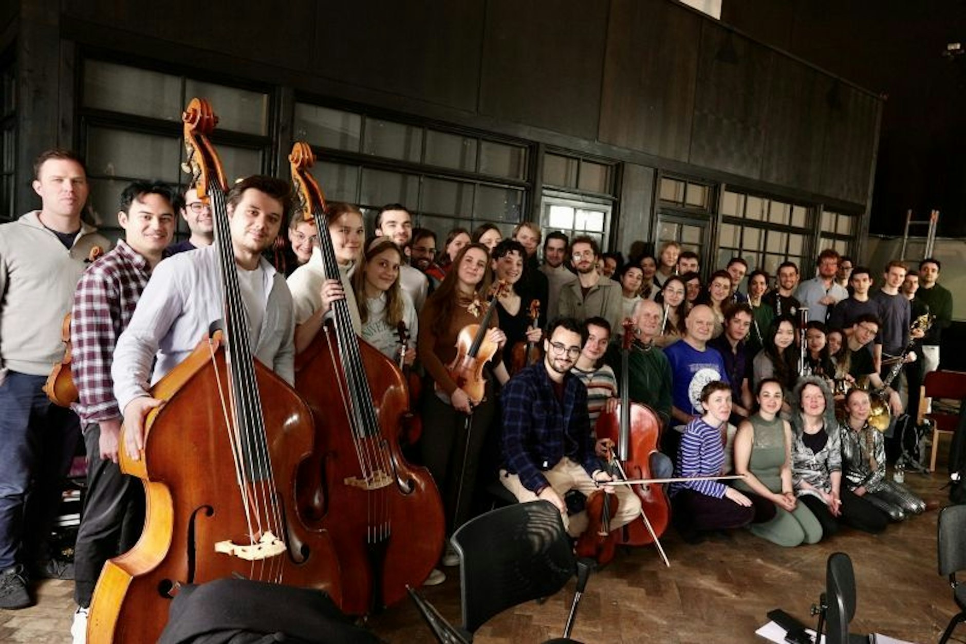 Das Orchesters mit den Schauspielern.