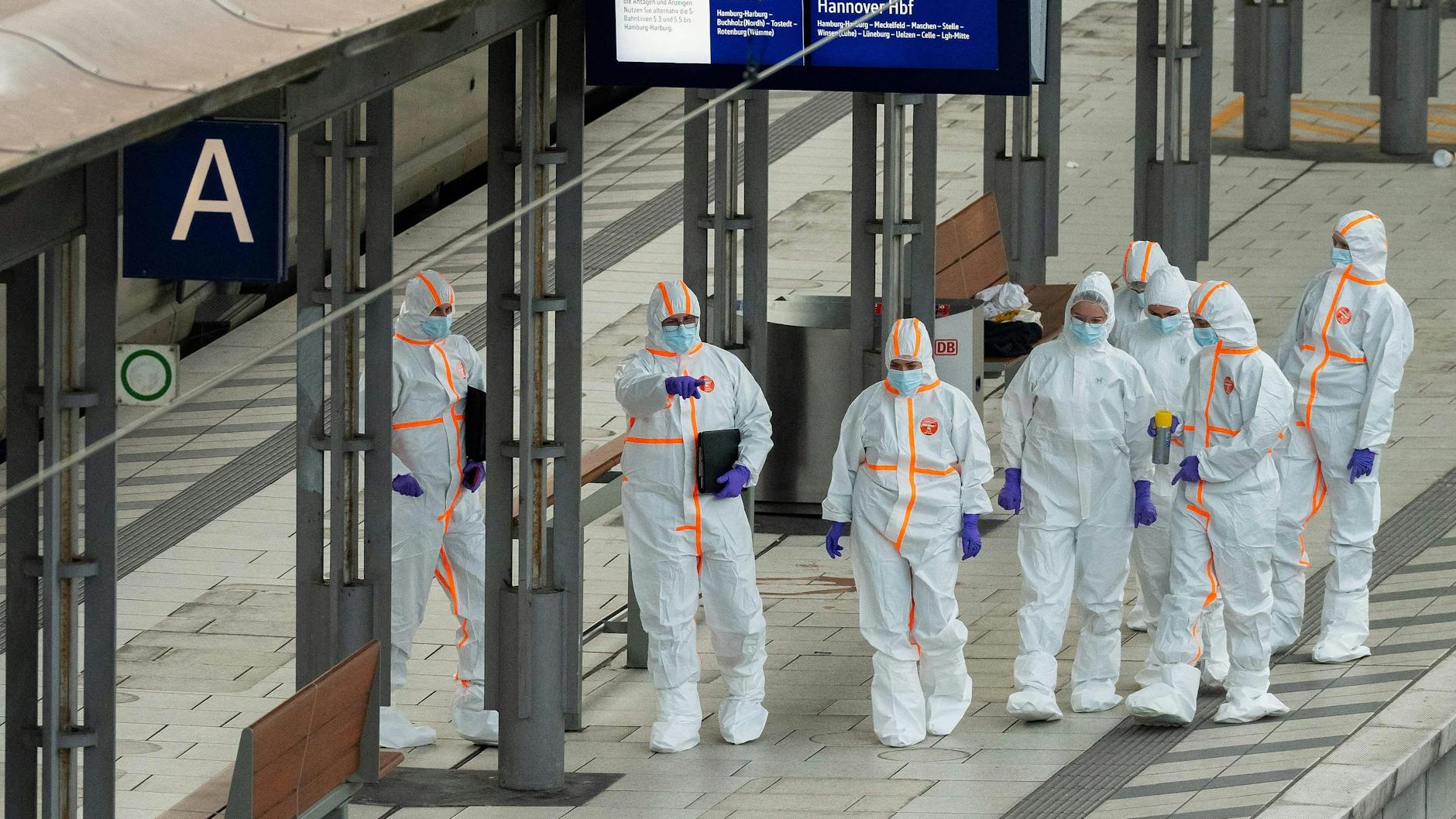 Polizisten in Schutzanzügen laufen nach dem Messer-Angriff den Tatort im Hamburger Hauptbahnhof ab und sichern Spuren.