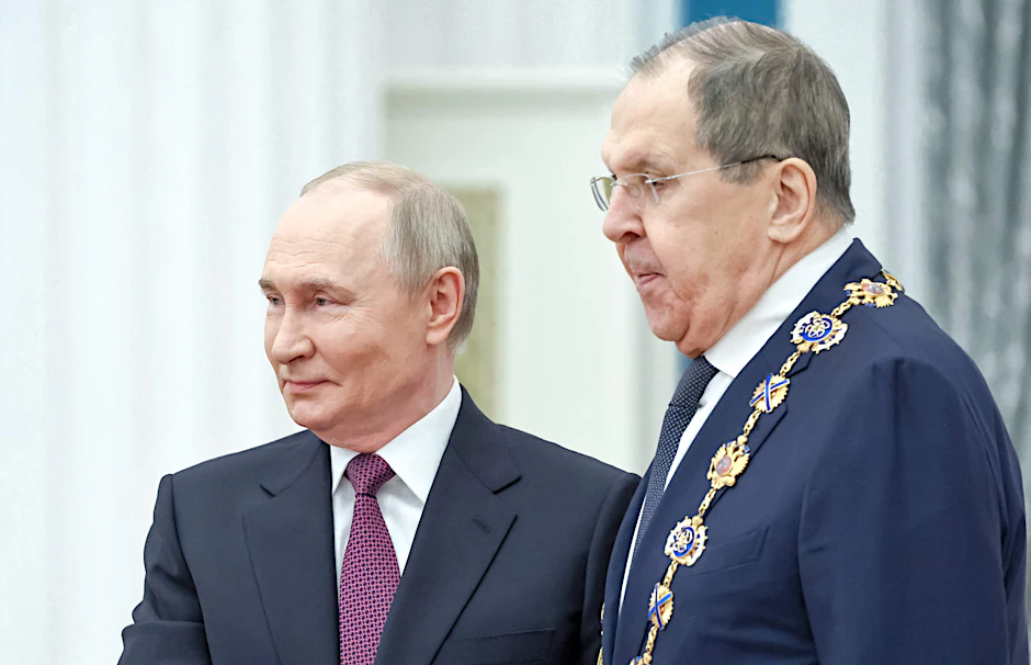 Russlands Präsident Wladimir Putin (l.) und sein Außenminister Sergej Lawrow.