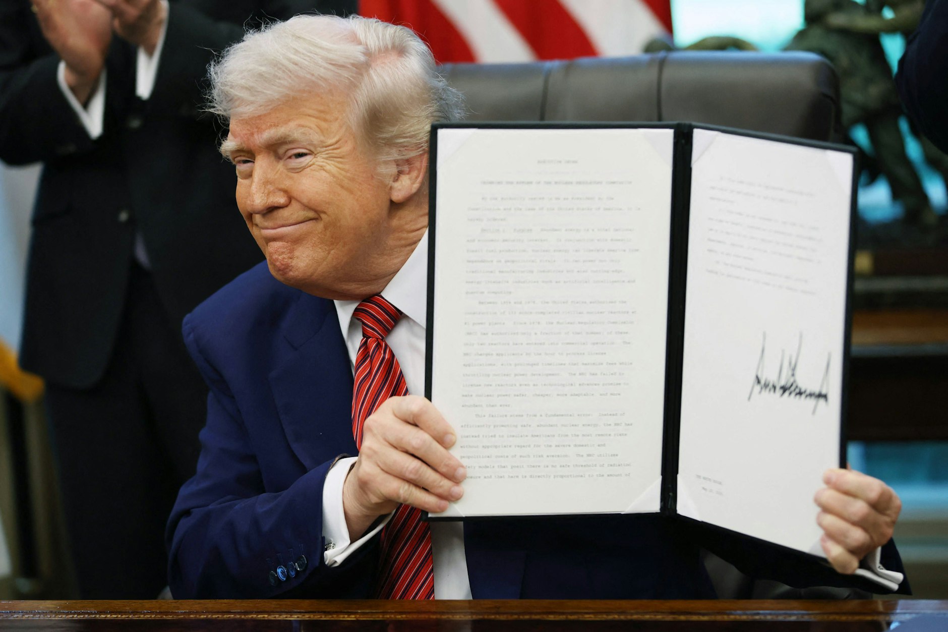 US-Präsident Donald Trump zeigt am Freitag ein unterzeichnetes präsidiales Dekret.