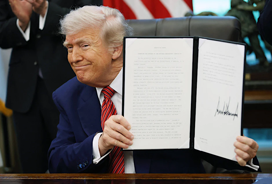 US-Präsident Donald Trump zeigt am Freitag ein unterzeichnetes präsidiales Dekret.