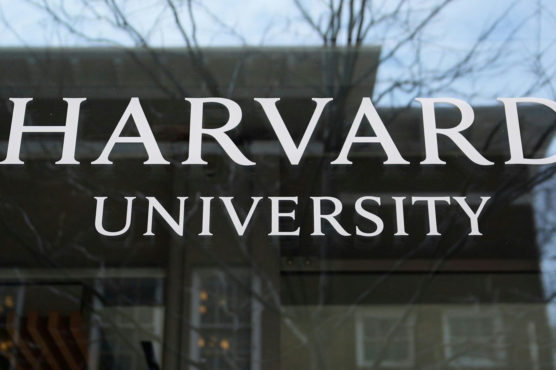 Das Logo der Harvard University prangt an einem Gebäude der Hochschule.