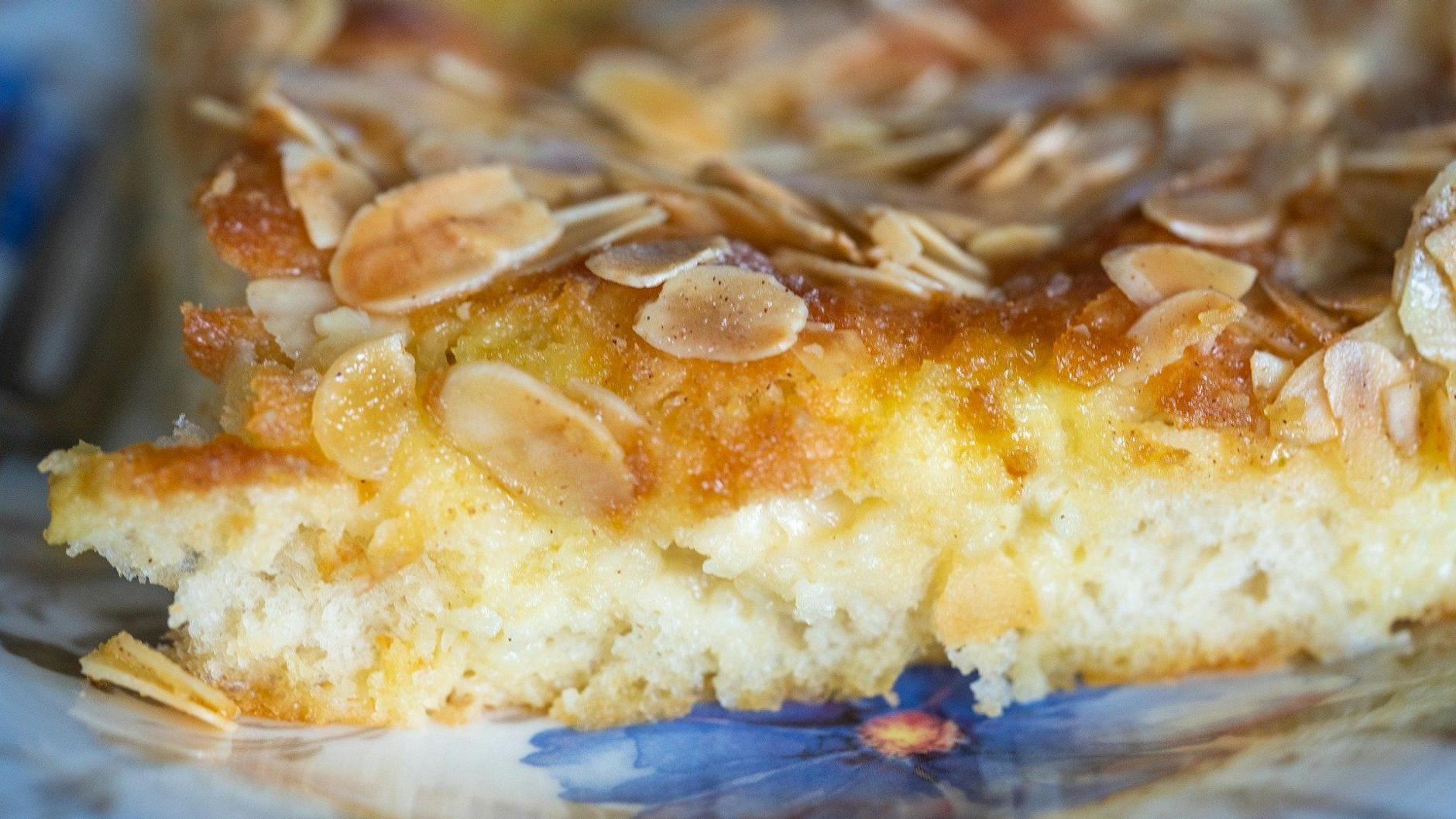 Der leckere Butterkuchen mit Zucker ist schnell gemacht. Das Rezept stammt aus der DDR, schmeckt wie frisch vom Ost-Bäcker!