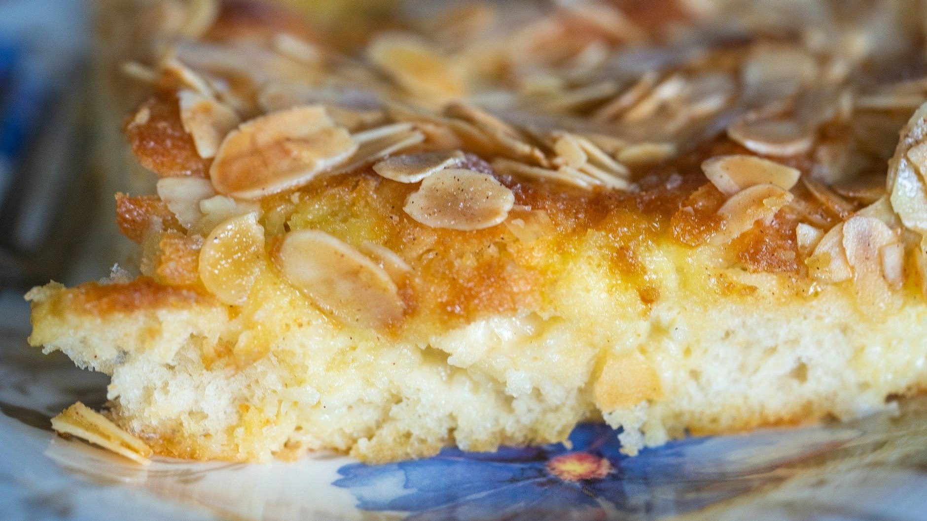 Der leckere Butterkuchen mit Zucker ist schnell gemacht. Das Rezept stammt aus der DDR, schmeckt wie frisch vom Ost-Bäcker!
