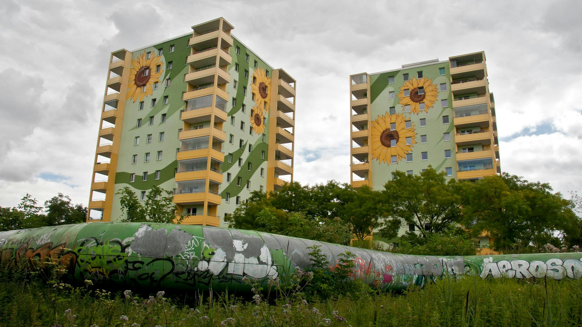 Hochhäuser in Berlin-Marzahn in einer grünen Oase.