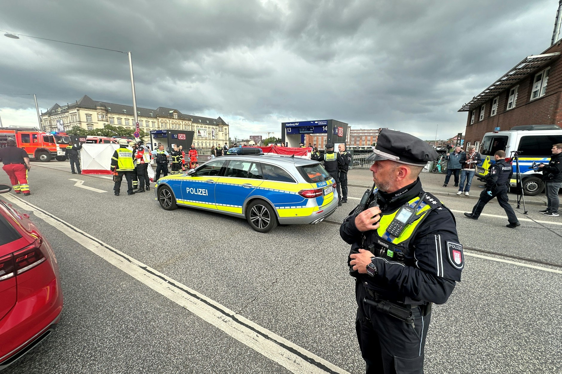 Bei einem Messerangriff im Hamburger Hauptbahnhof sind mehrere Menschen schwer verletzt worden.