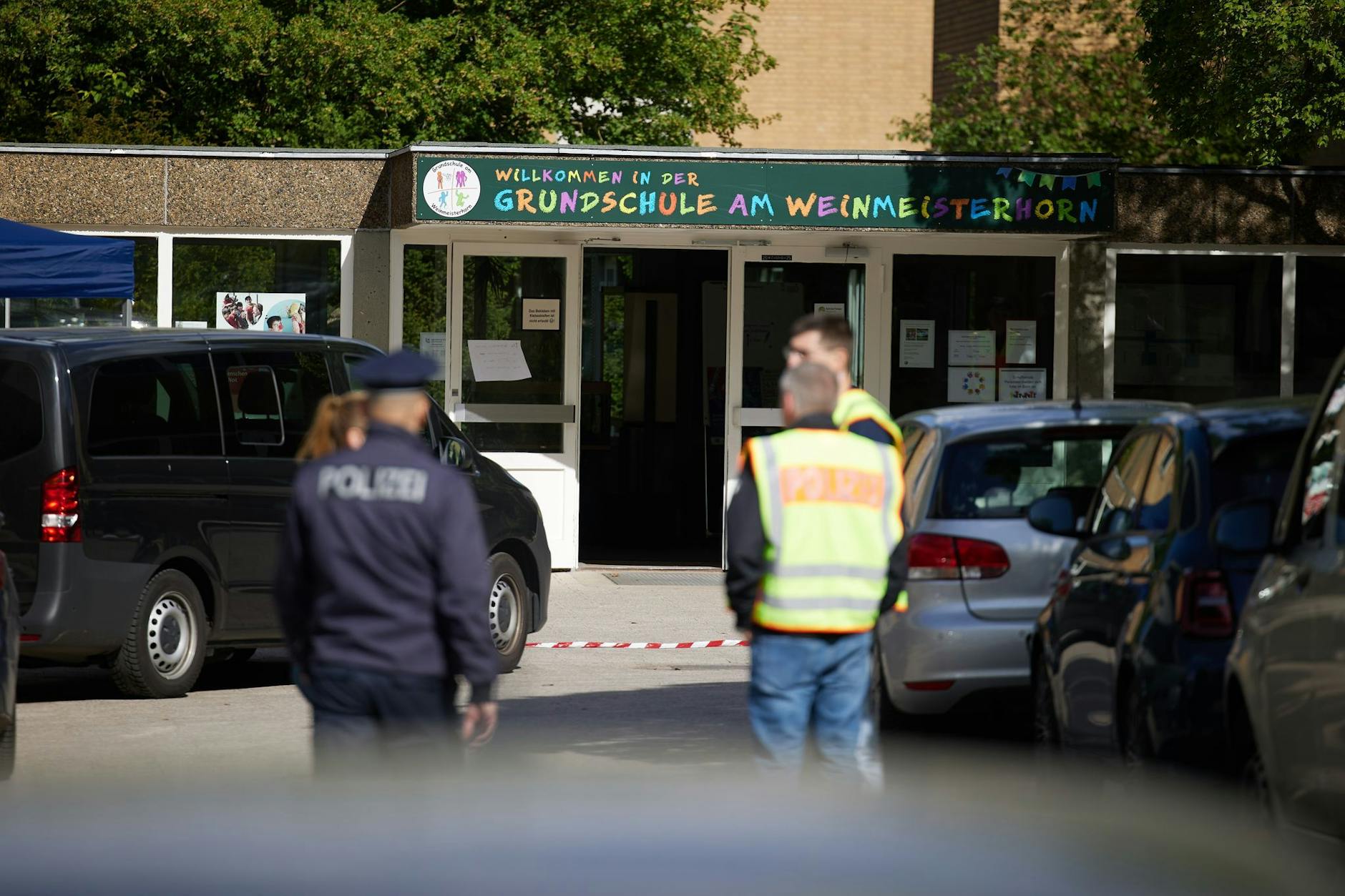 Polizisten stehen vor einer Schule im Berliner Bezirk Spandau. Hier geschah die Tat.