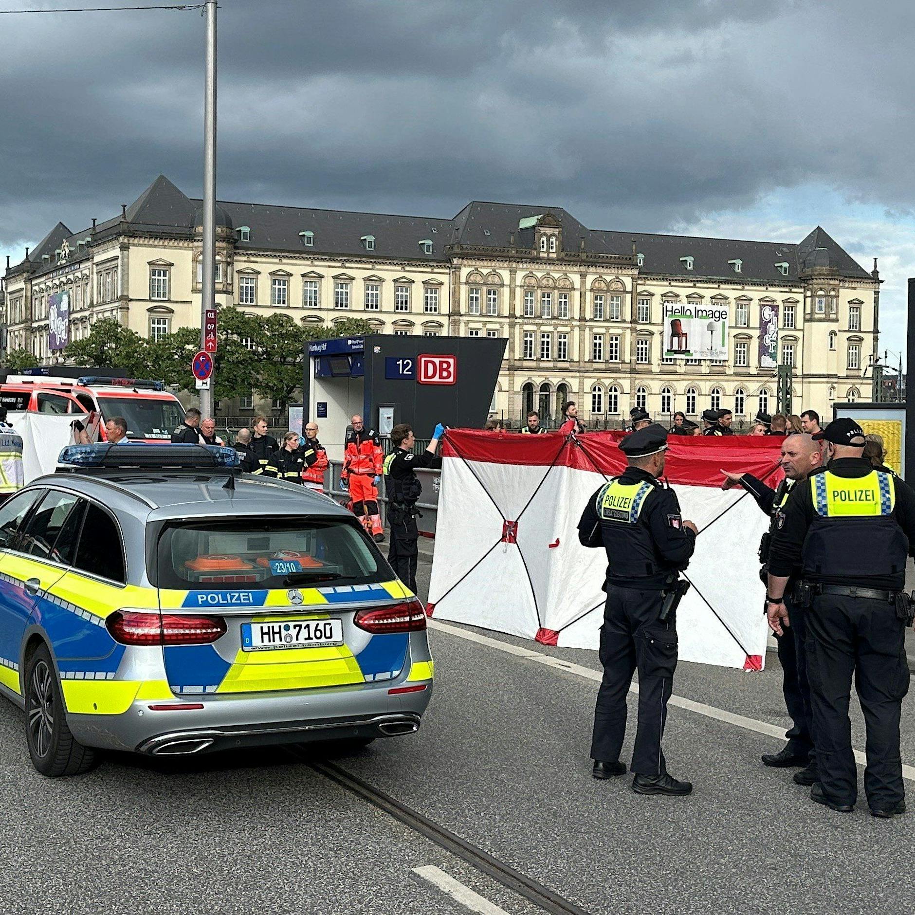Messer-Angriff in Hamburg: Frau sticht um sich – 18 Verletzte!