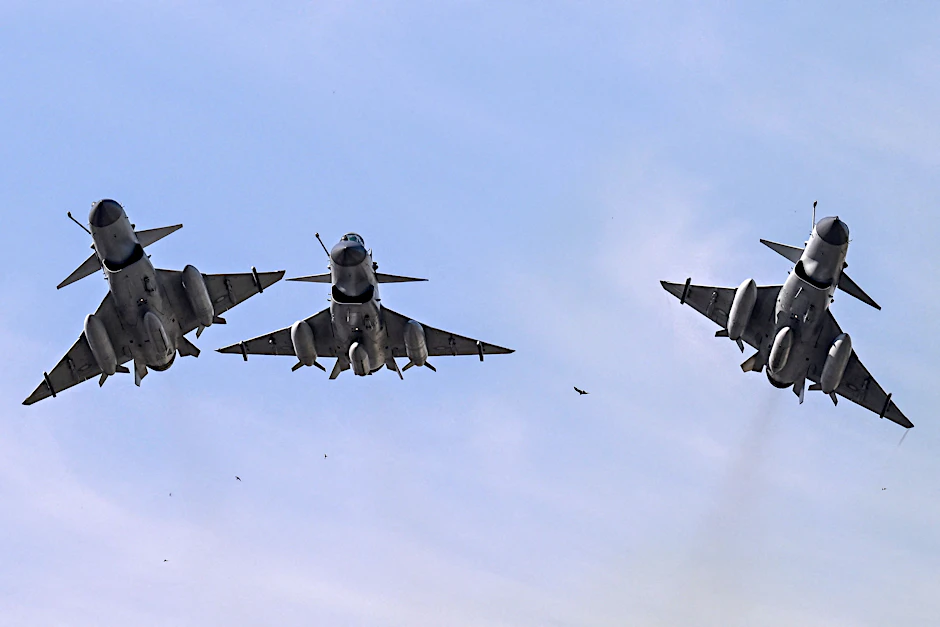 Erfolgreiches Kriegsdebüt: Chinesische J-10-Kampfjets der pakistanischen Luftwaffe während einer Parade über der Hauptstadt Islamabad.
