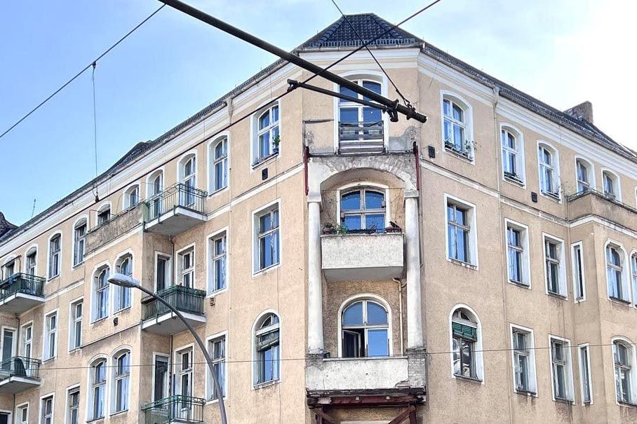 Das Bezirksamt Friedrichshain-Kreuzberg prüft das Vorkaufsrecht für zwei Häuser Warschauer Straße/Kopernikussraße mit 28 Wohnungen.