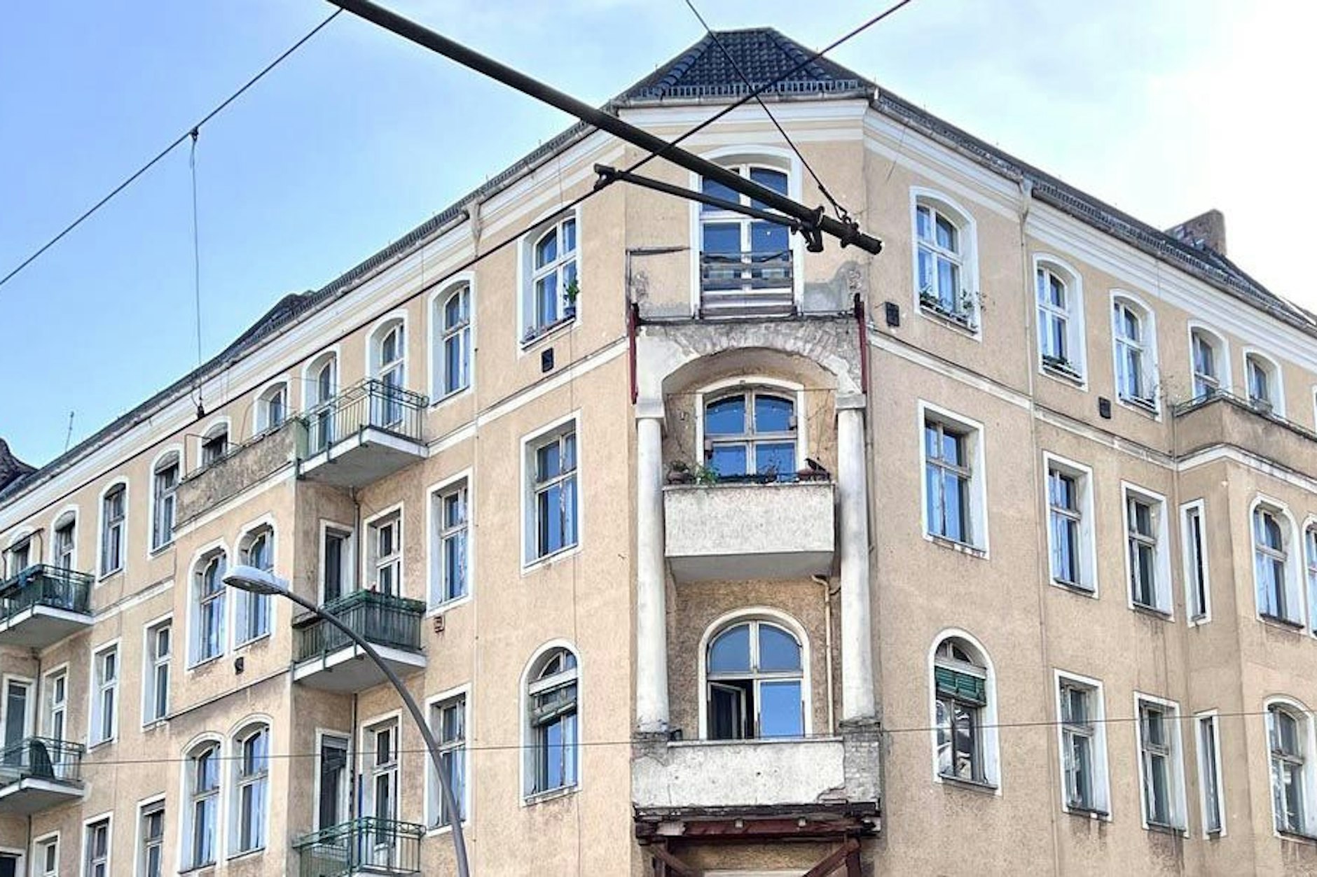 Das Bezirksamt Friedrichshain-Kreuzberg prüft das Vorkaufsrecht für zwei Häuser Warschauer Straße/Kopernikussraße mit 28 Wohnungen.