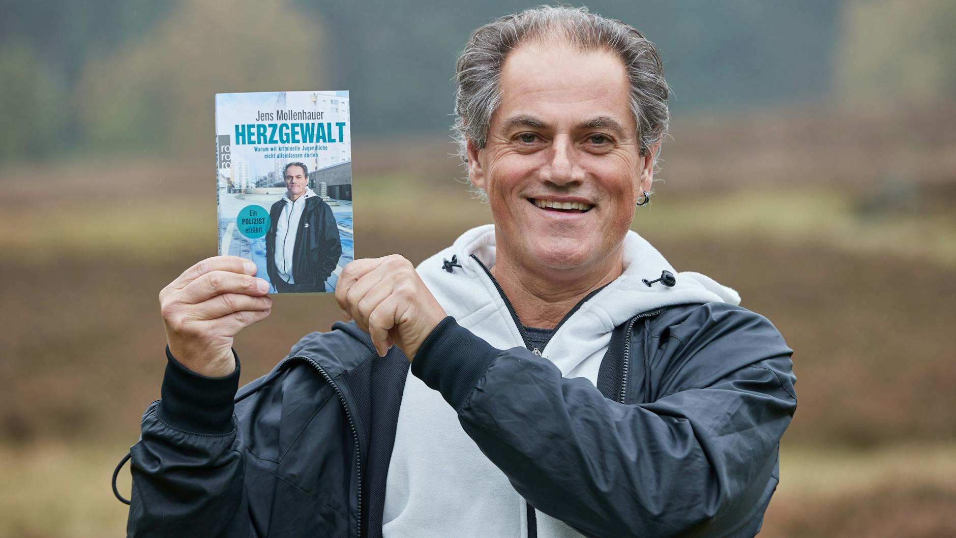 Jens Mollenhauer hat auch das Buch „Herzgewalt. Warum wir kriminelle Jugendliche nicht alleinlassen dürfen“ geschrieben. Er war früher bei der Polizei, gibt heute unter anderem Anti-Gewalt-Trainings an Schulen.