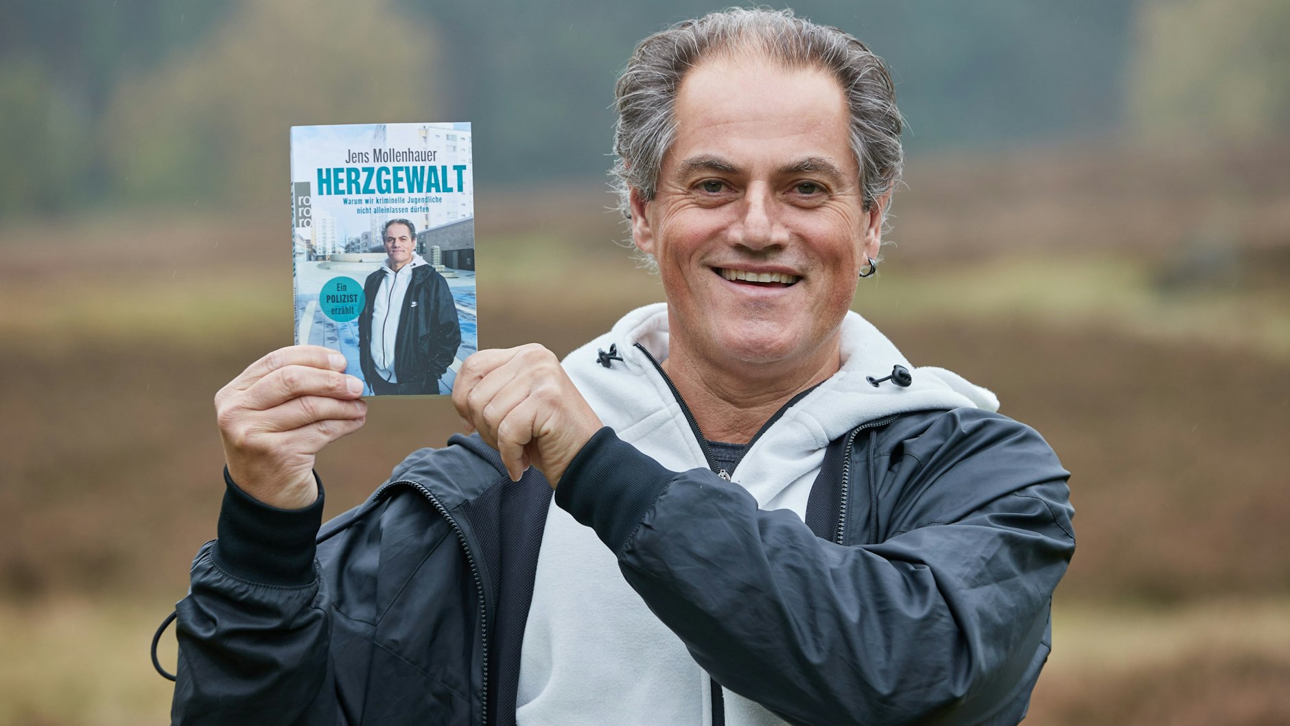 Jens Mollenhauer hat auch das Buch „Herzgewalt. Warum wir kriminelle Jugendliche nicht alleinlassen dürfen“ geschrieben. Er war früher bei der Polizei, gibt heute unter anderem Anti-Gewalt-Trainings an Schulen.
