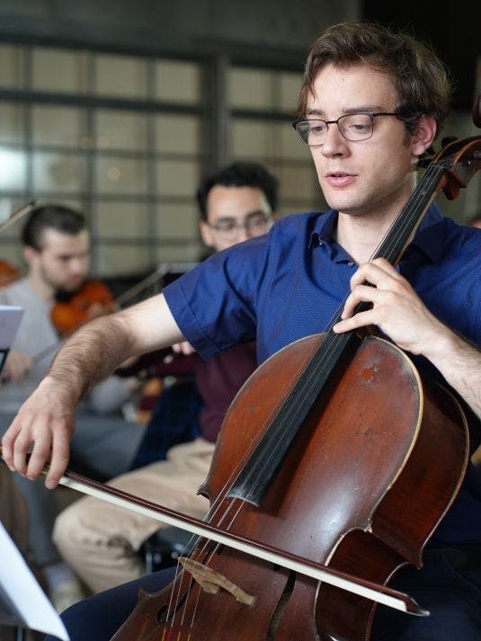 Solist ist der vielfach ausgezeichnete Cellist <strong>Constantin Siepermann</strong>, der mit seiner Virtuosität und Ausdruckskraft das Publikum in seinen Bann zieht.