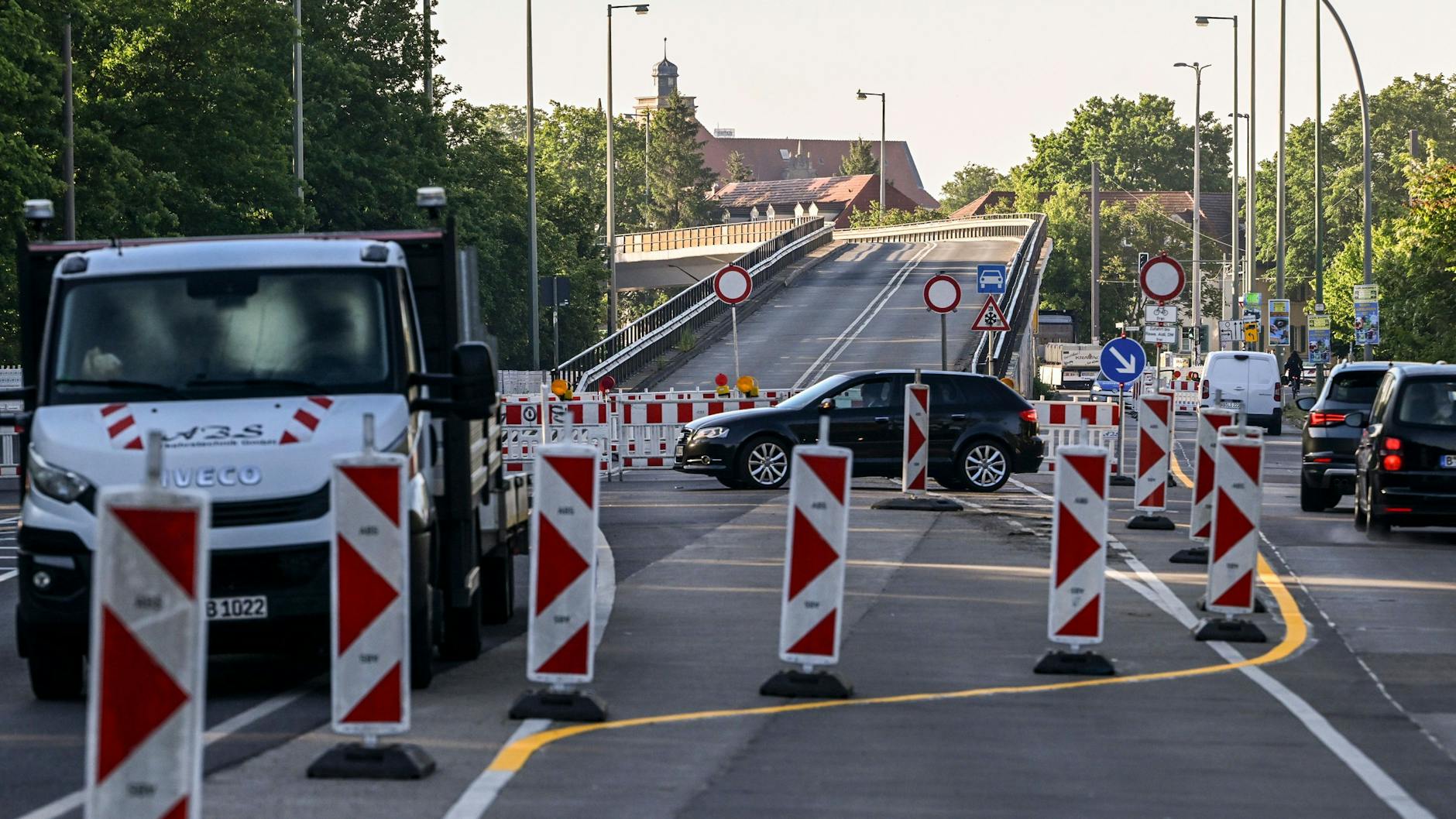 Seit Tagen ist die Brücke An der Wuhlheide gesperrt, nun wird das Bauwerk zügig abgerissen.