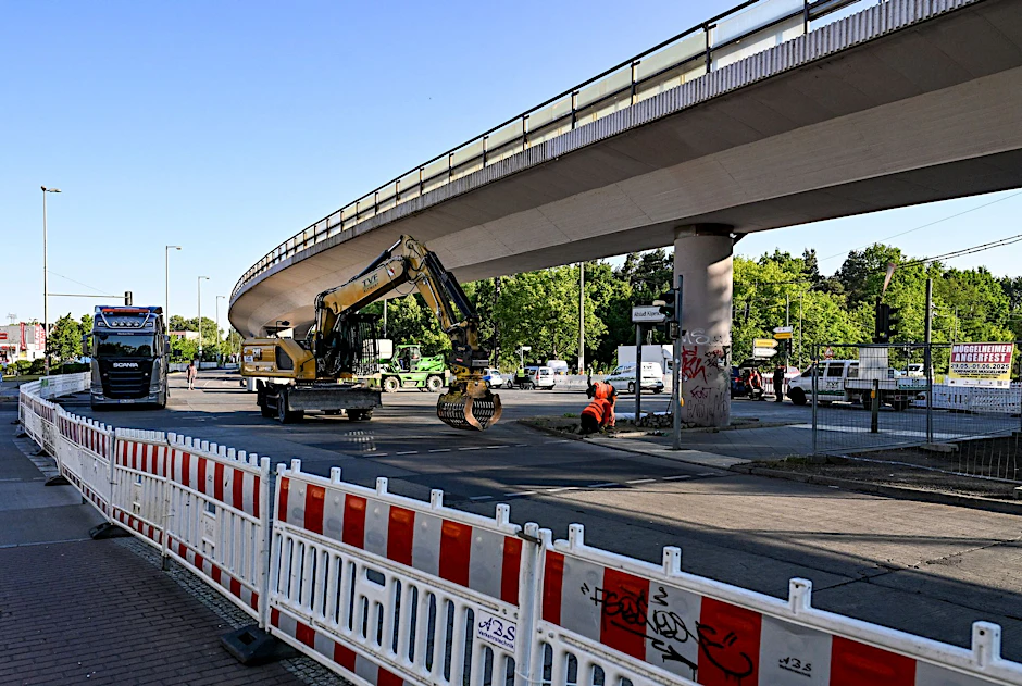 Jetzt geht’s los: Die einsturzgefährdete Brücke an der Wuhlheide, die am 30. April 2025 gesperrt und seit dem 19. Mai auch nicht mehr unterquert werden darf, wird nun abgerissen.