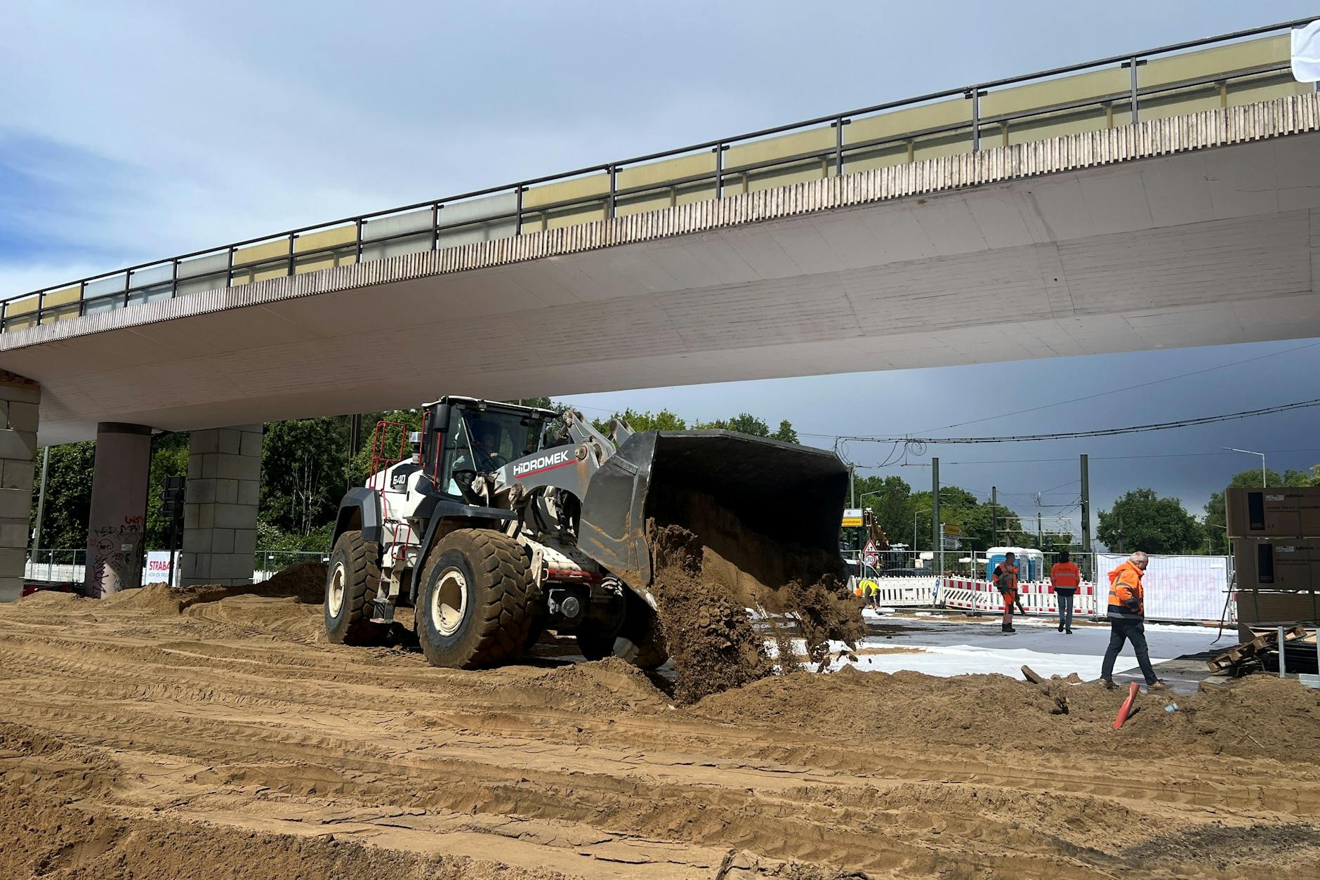 Bagger rollen in Köpenick an der Brücke An der Wuhlheide und bereiten den Abriss vor.