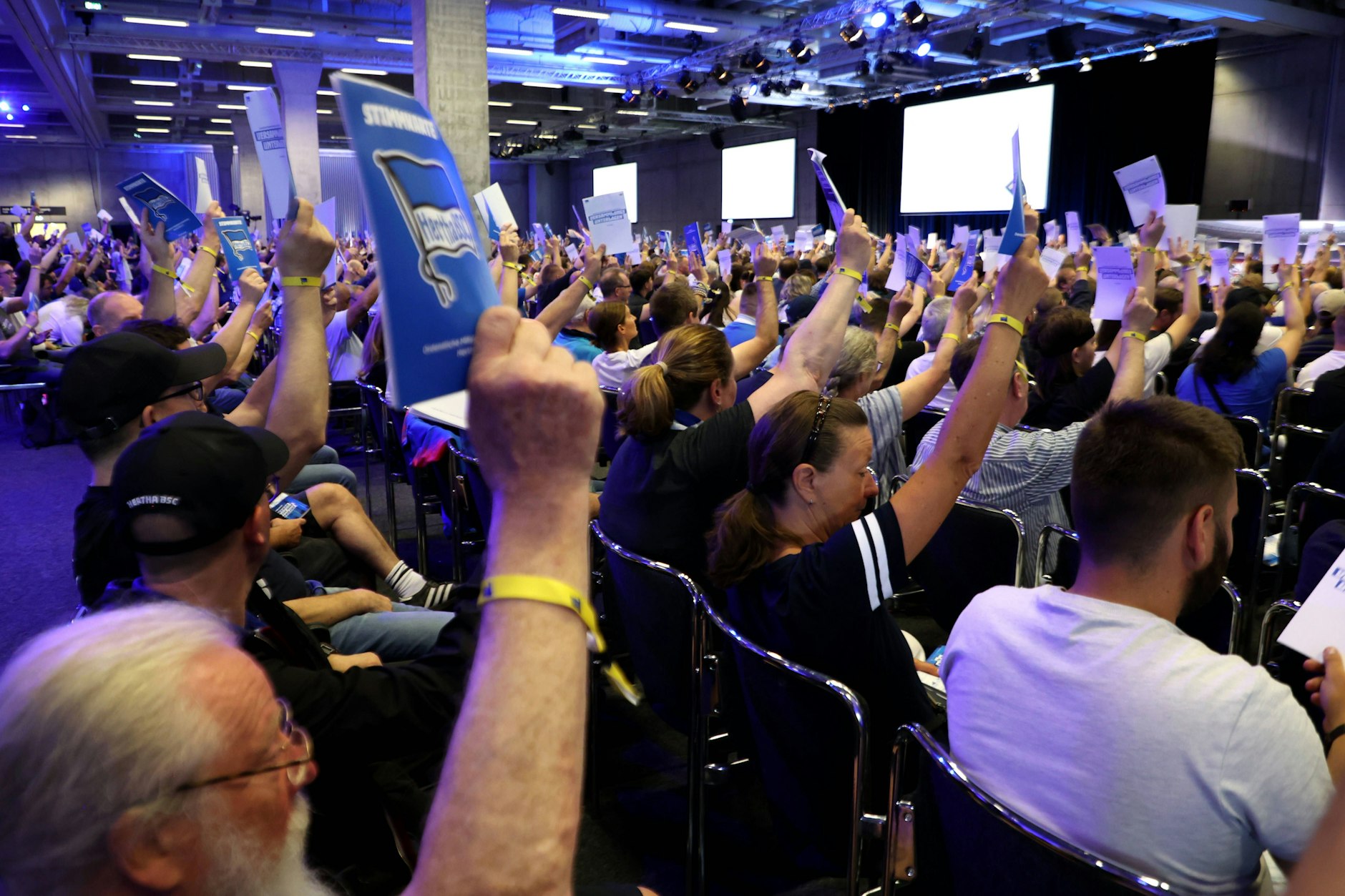 Sonntag versammeln sich wieder rund 3000 Hertha-Mitglieder in Messehalle 22B untern Funkturm.