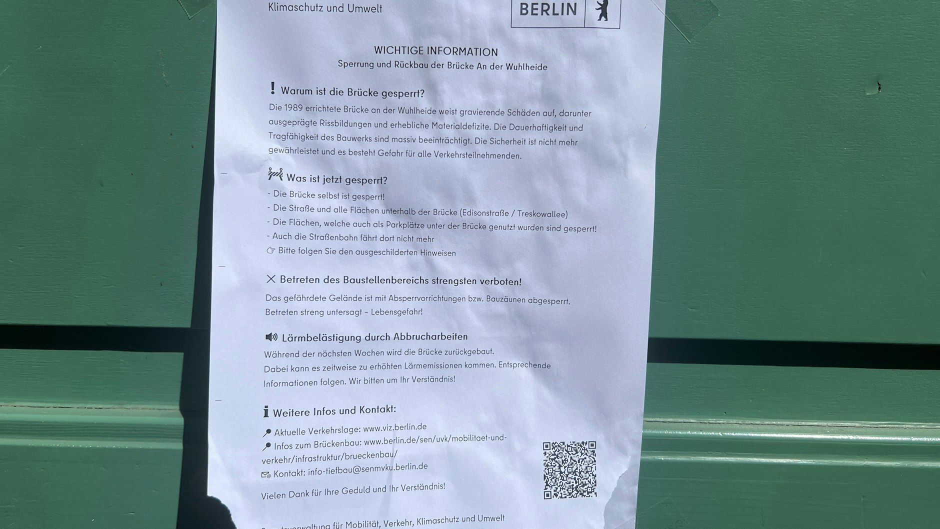 Anwohner werden mit diesen Zetteln über den Abriss der Brücke An der Wuhlheide in Köpenick informiert.