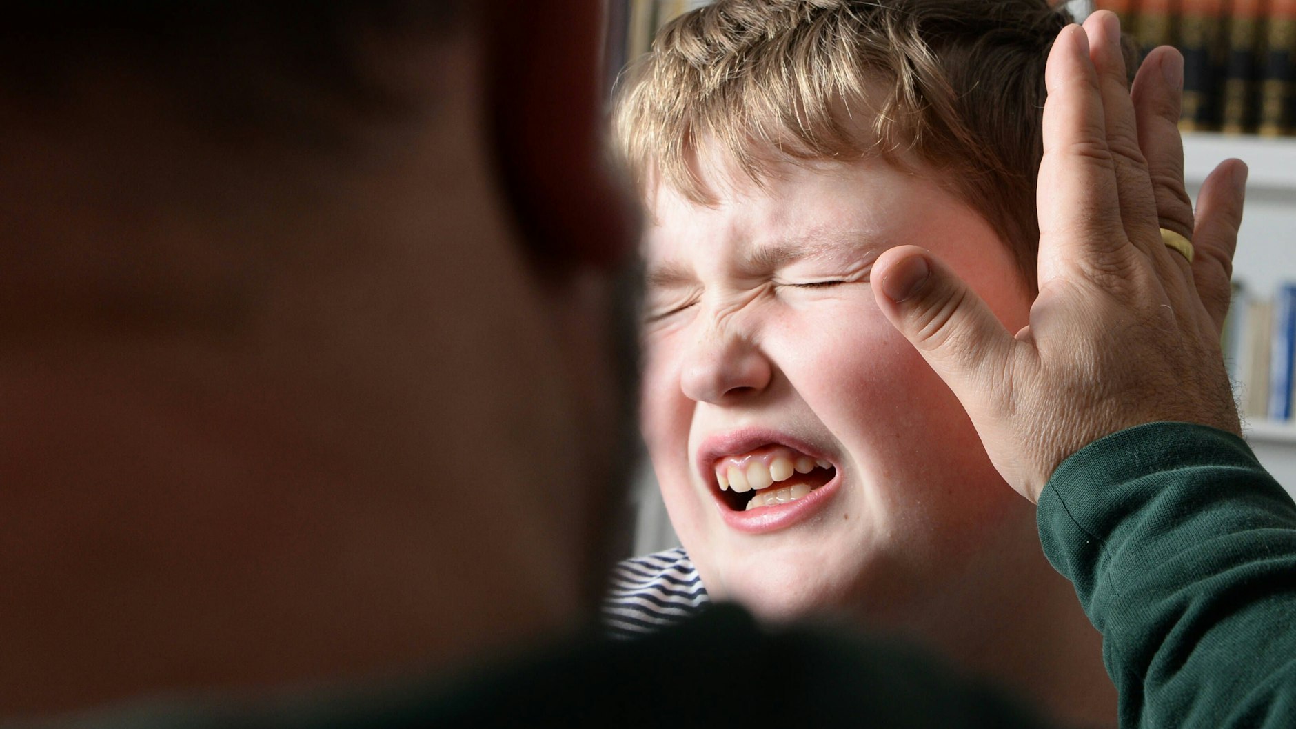 Viele Kinder sind auch heute noch häuslicher Gewalt ausgesetzt. Dadurch kann Wut entstehen, die sich später entlädt - und zu brutalen Angriffen wie an der Berliner Grundschule führt.