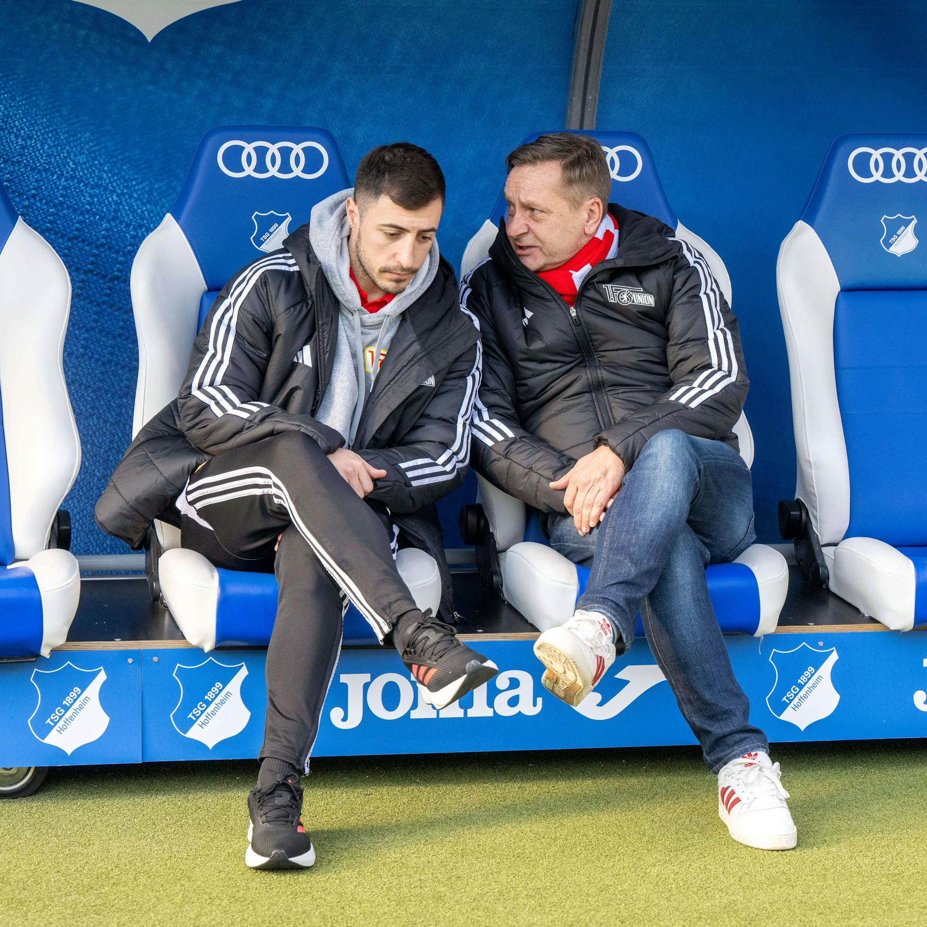 Union-Sportdirektor Horst Heldt im Ersatzbankgespräch mit Josip Juranovic.