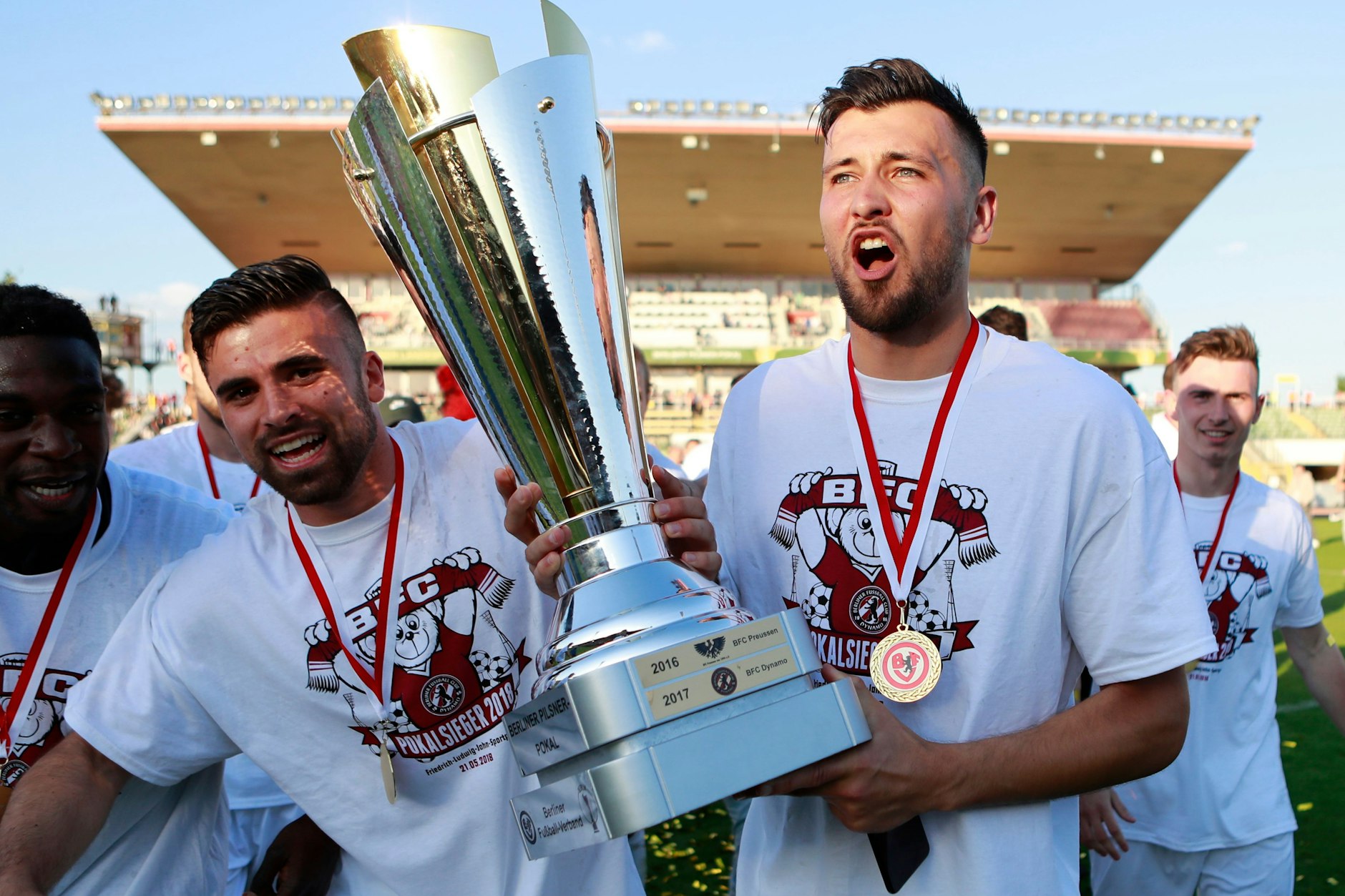Mitte Mai 2018 jubelten David Haider (l.) und Rufat Dadashov schon gemeinsam im BFC-Siegershirt mit dem Berliner Landespokal.