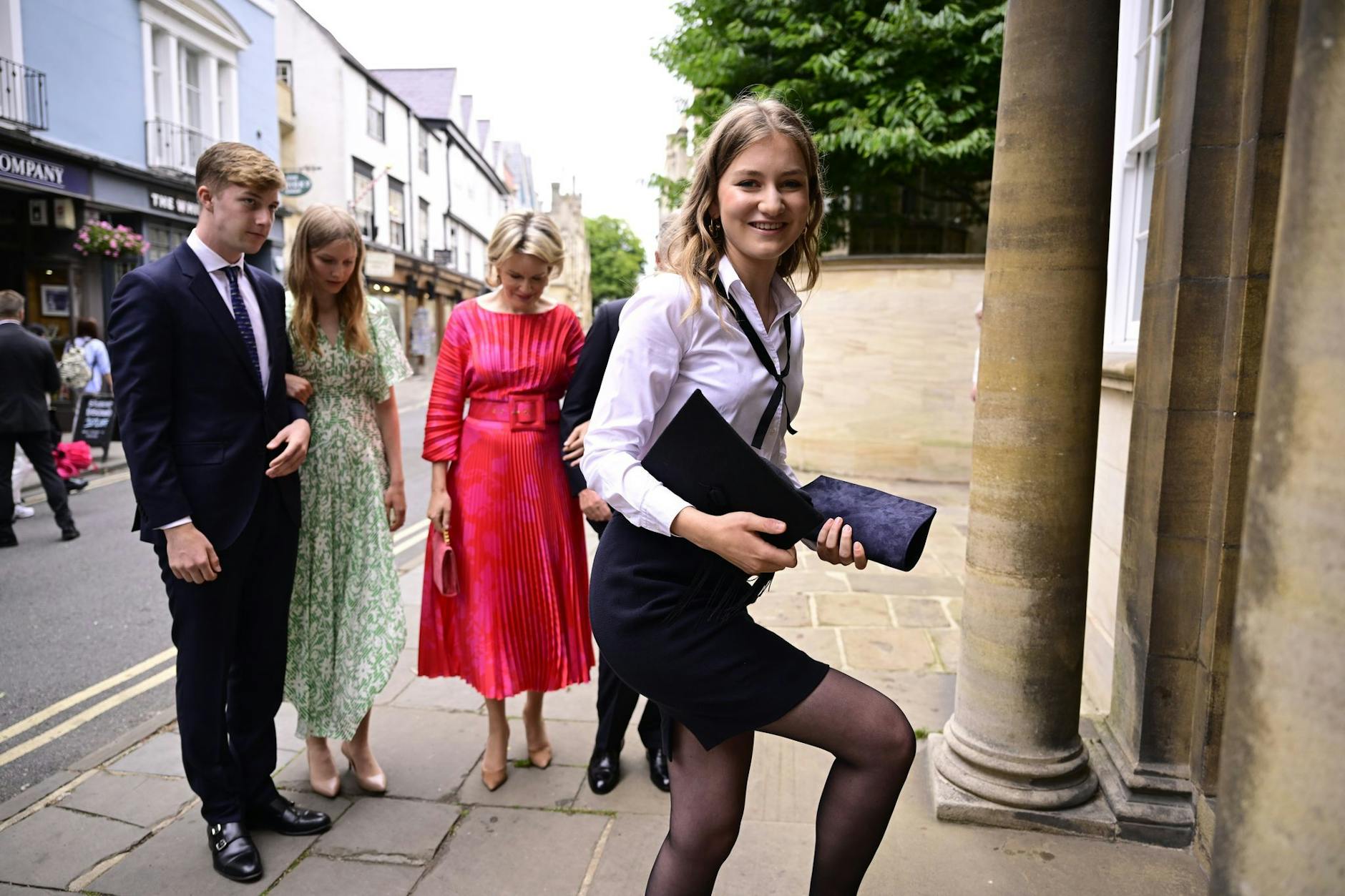 Kronprinzessin Elisabeth (r), Prinz Emmanuel, Prinzessin Eleonore und Königin Mathilde von Belgien (2.v.r) bei der Ankunft der königlichen Familie in der Residenz des Rektors vor der Abschlussfeier der Universität Oxford im vergangenen Jahr.