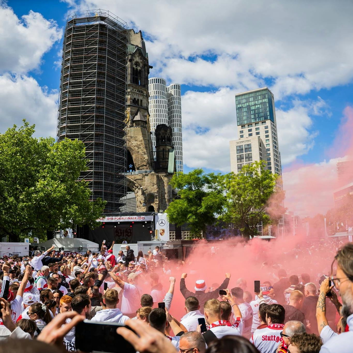 Rund 5000 Anhänger des VfB Stuttgart machen auf dem Breitscheidplatz am Kudamm richtig Dampf.