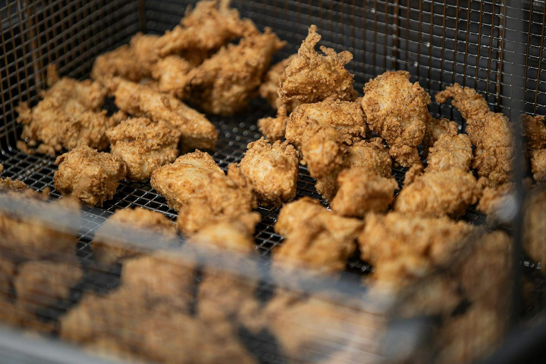In nur zwölf Minuten sind die Chicken-Nuggets in der Heißluftfritteuse knusprig und goldbraun gebacken.