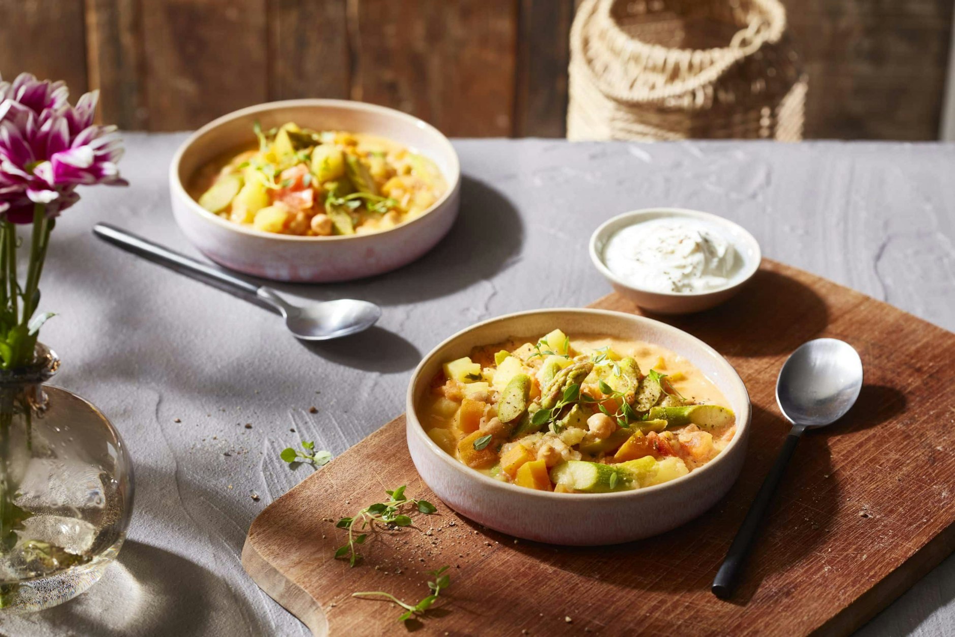 Die Kichererbsen geben dem Kartoffel-Spargel-Ragout eine leicht cremige Konsistenz.